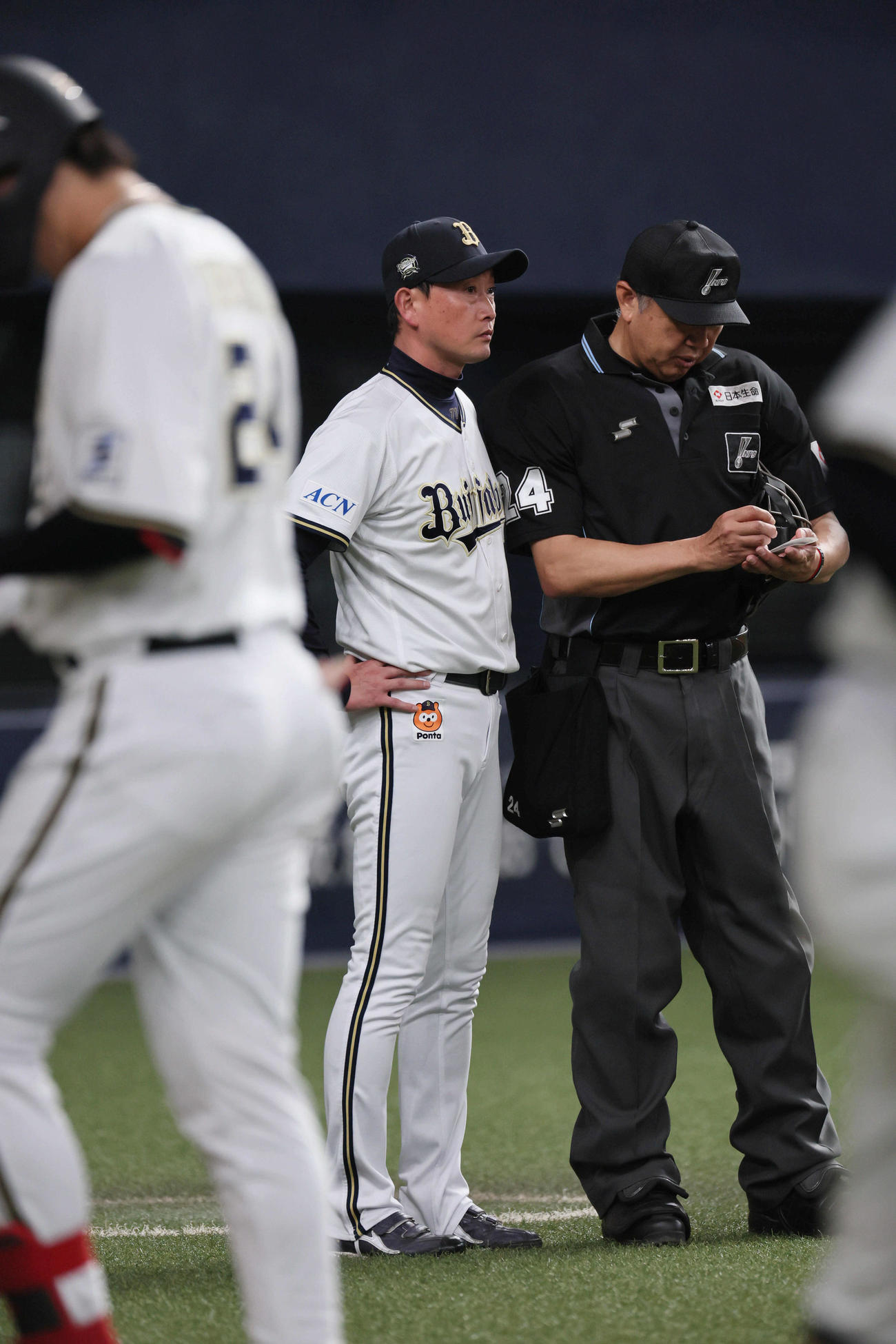 オリックス対ソフトバンク　9回表ソフトバンク、交代を告げるオリックス岸田監督（撮影・宮崎幸一）