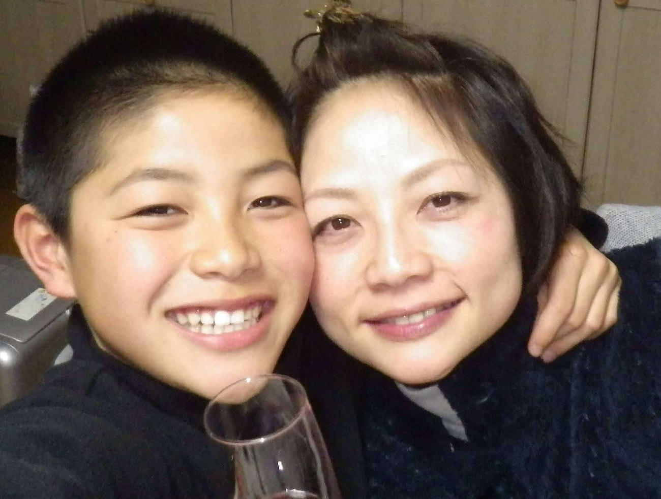 オリックス麦谷と母佳子さん（本人提供）