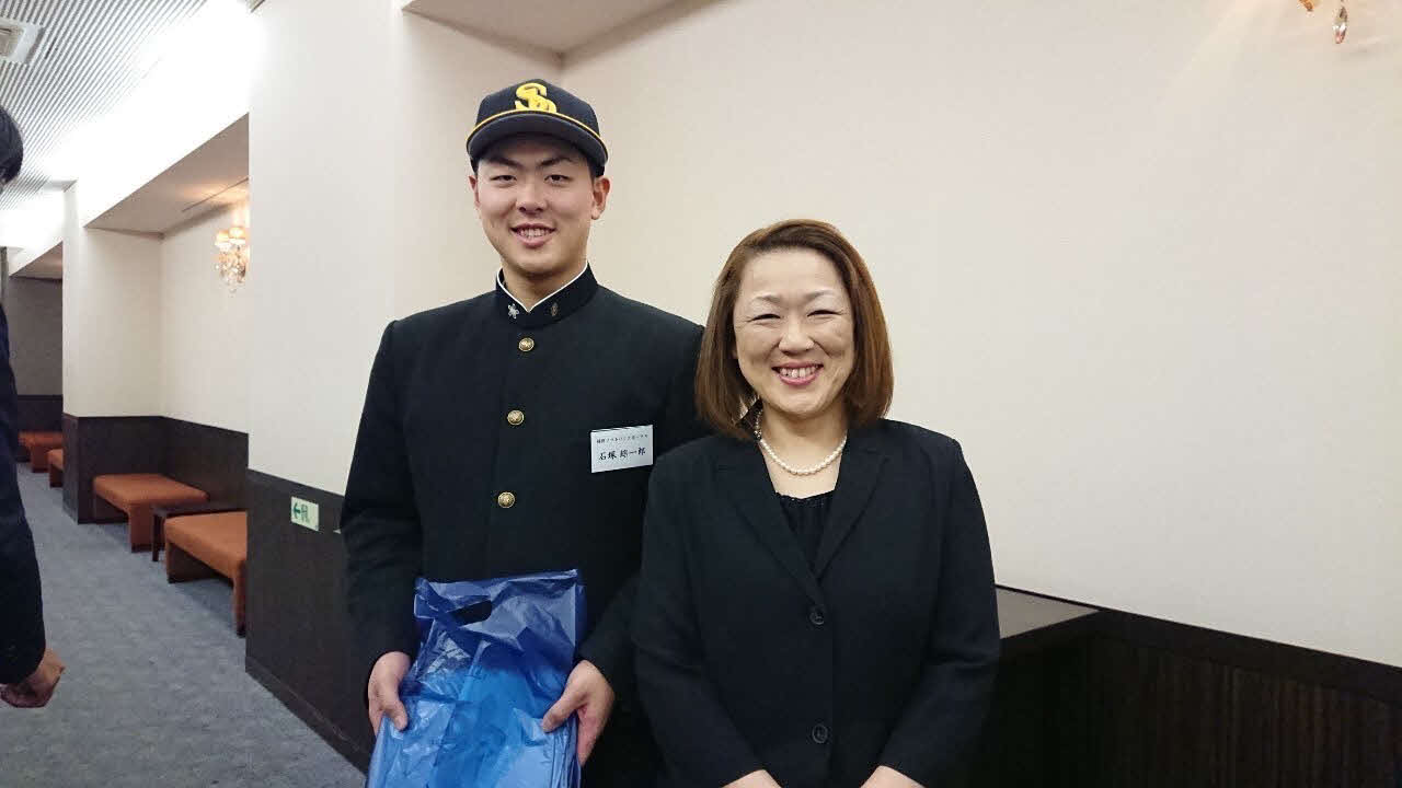 母校の黒沢尻工で写真を撮るソフトバンク石塚と母順子さん