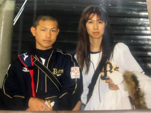 ロッテ藤原恭大の母とのツーショット（本人提供）