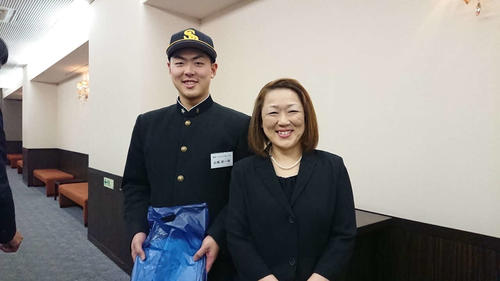母校の黒沢尻工で写真を撮るソフトバンク石塚と母順子さん
