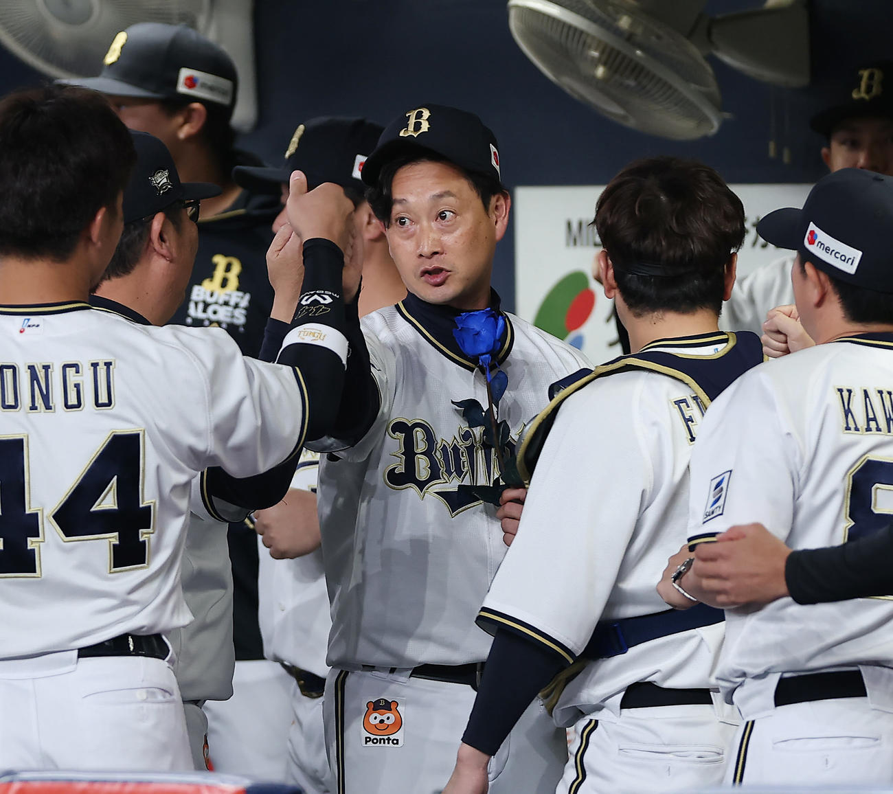 オリックス対ソフトバンク　試合前、青いバラを手にナインらとタッチを交わすオリックス岸田監督（中央）（撮影・前田充）