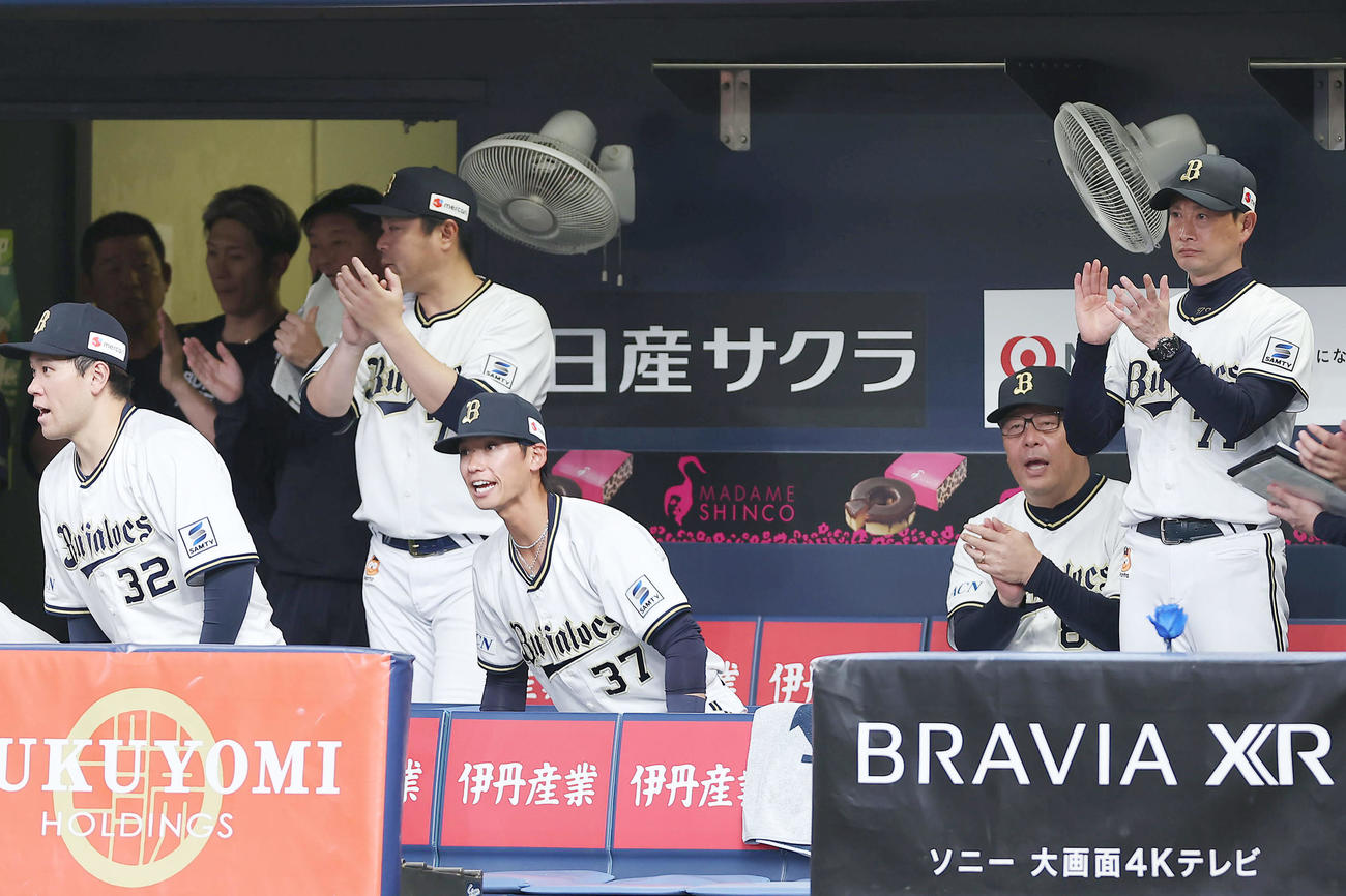 オリックス対ソフトバンク　ソフトバンクに勝利し、ベンチで拍手するオリックス岸田監督（右端）ら（撮影・前田充）