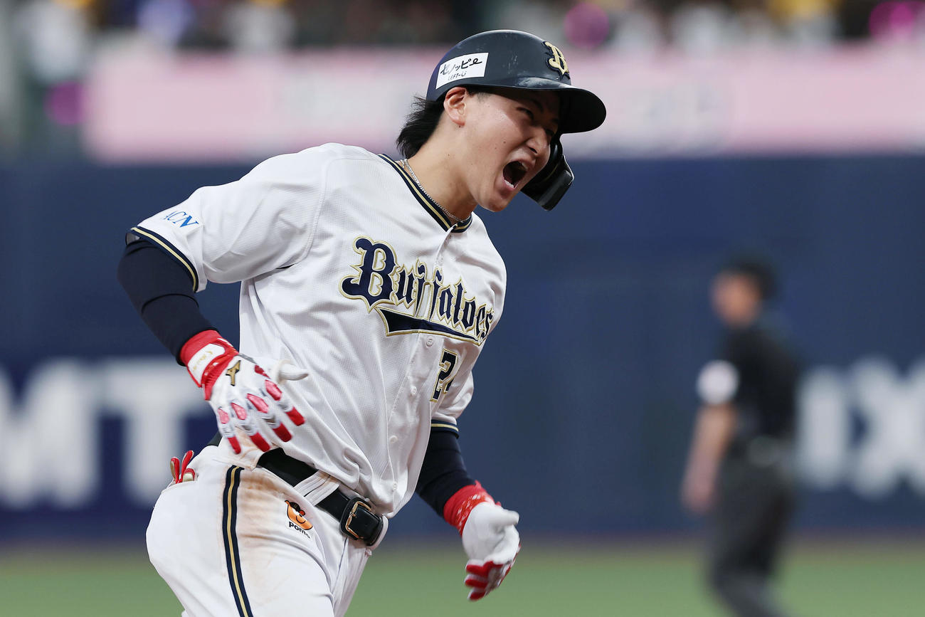 オリックス対ソフトバンク　5回裏オリックス1死、左越え本塁打を放ち三塁をまわる紅林（撮影・前田充）