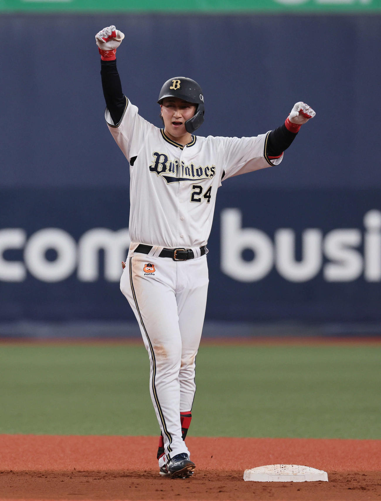 オリックス対ソフトバンク　5回裏オリックス2死満塁、紅林は右越え3点適時二塁打を放つ（撮影・宮崎幸一）