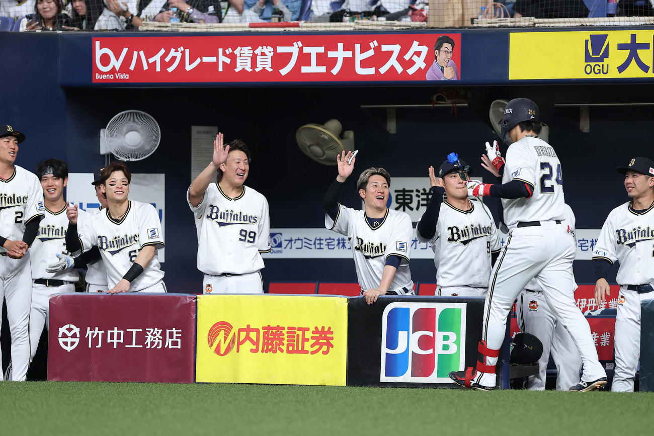 オリックス対ソフトバンク　5回裏オリックス1死、左越え本塁打を放った紅林を迎えるオリックスの選手たち（撮影・前田充）