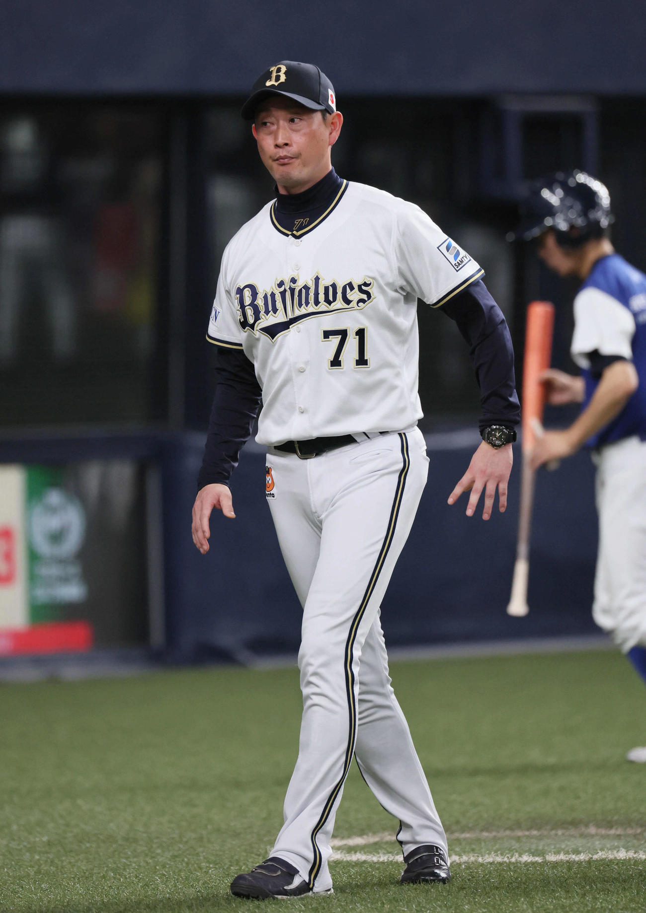 オリックス対ソフトバンク　9回表ソフトバンク、交代を告げるオリックス岸田監督（撮影・宮崎幸一）