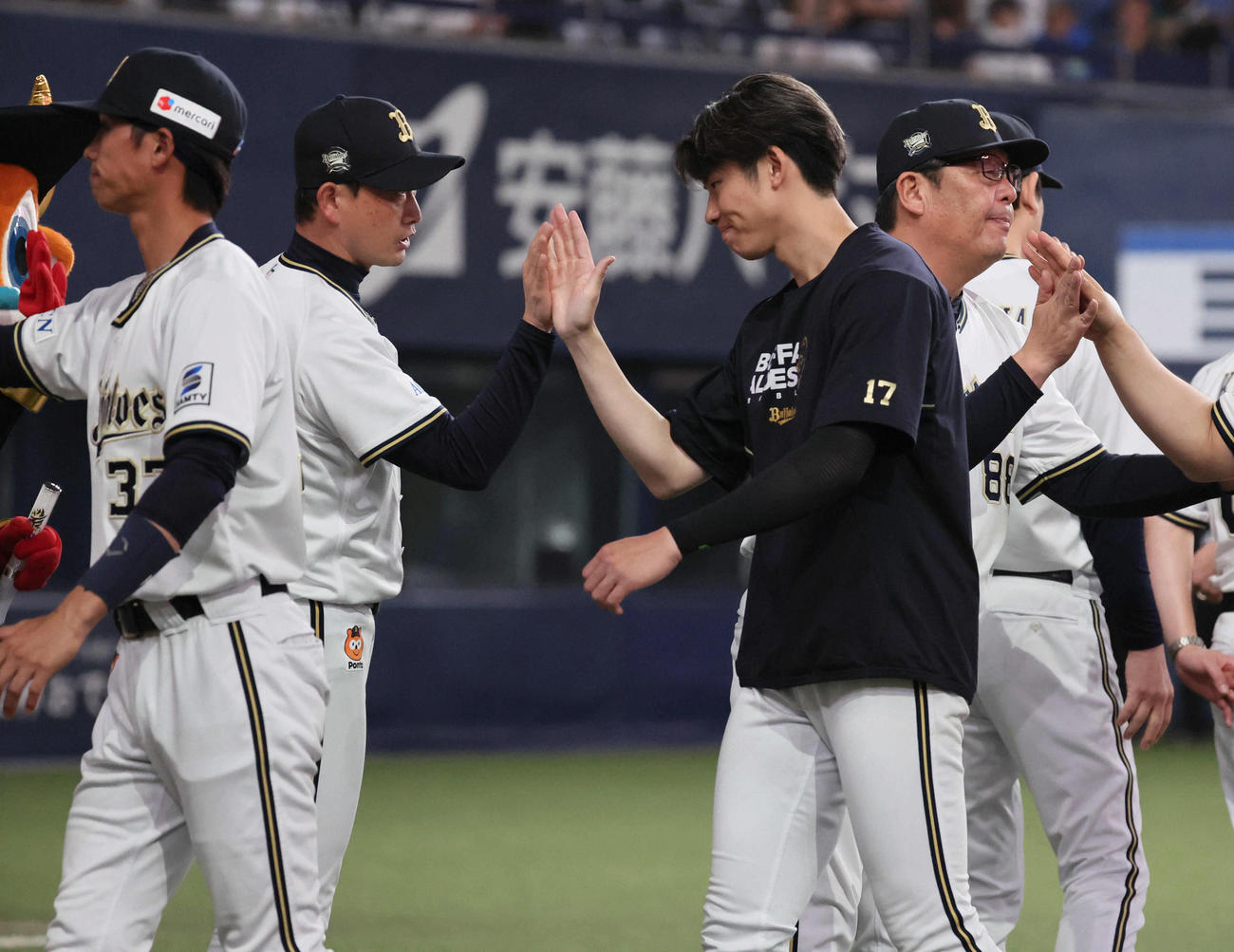 オリックス対ソフトバンク　勝利し曽谷（右）を迎えるオリックス岸田監督（撮影・宮崎幸一）