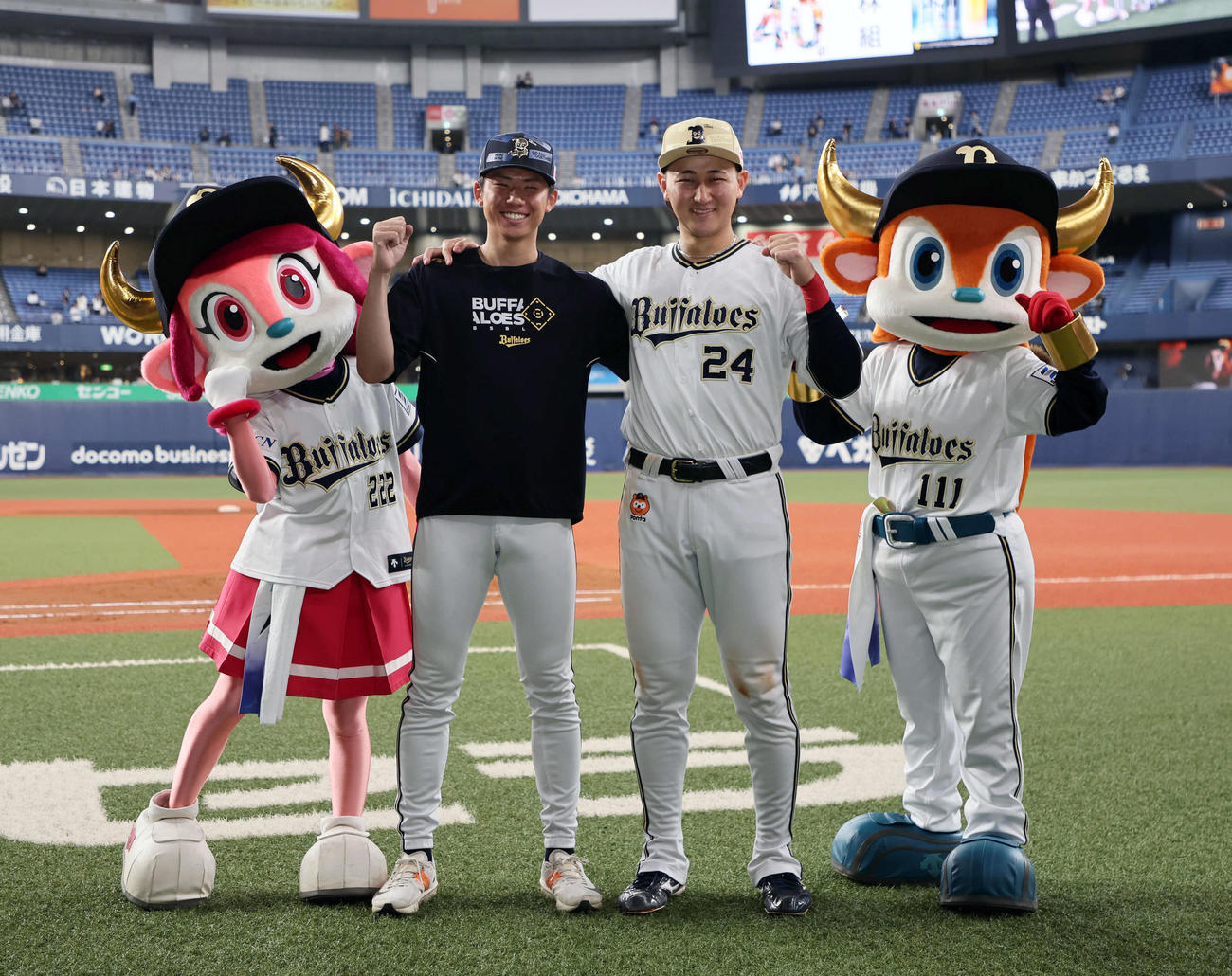 オリックス対ソフトバンク　笑顔でガッツポーズする曽谷（左）と紅林（撮影・宮崎幸一）