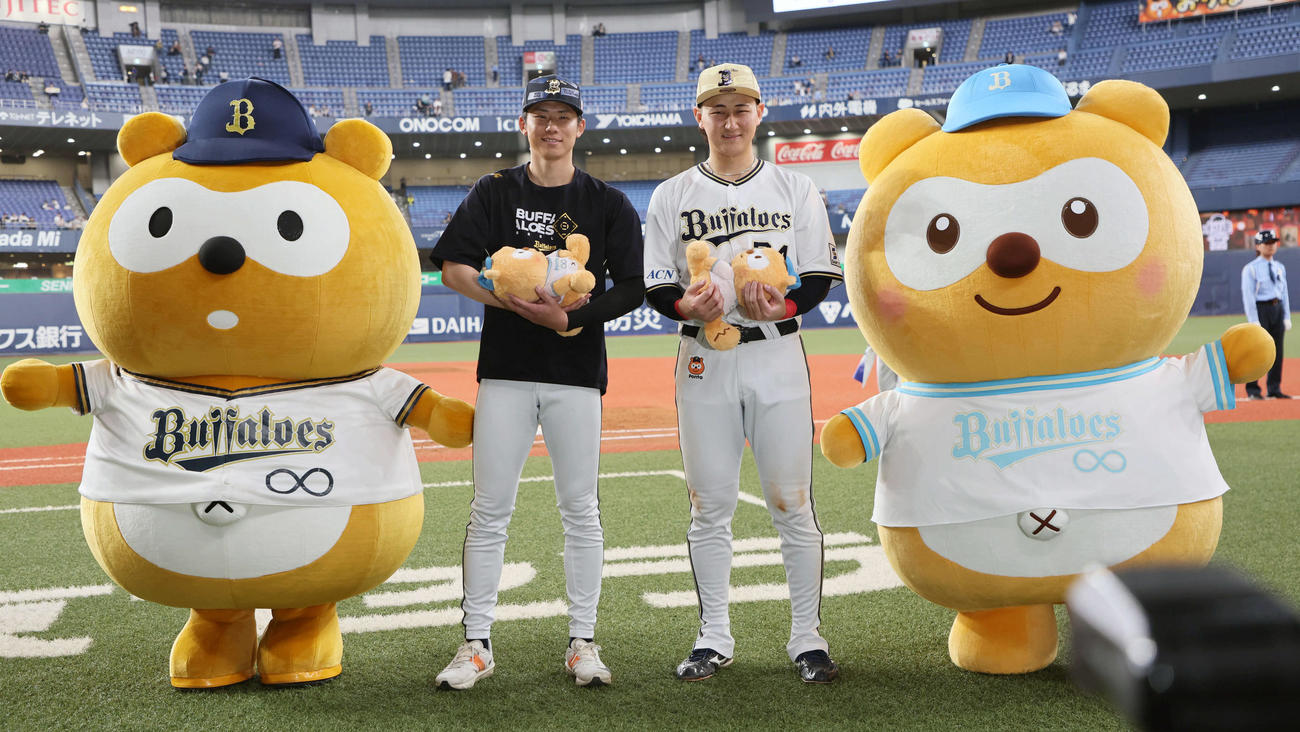 オリックス対ソフトバンク　笑顔でガッツポーズする曽谷（左）と紅林（撮影・宮崎幸一）