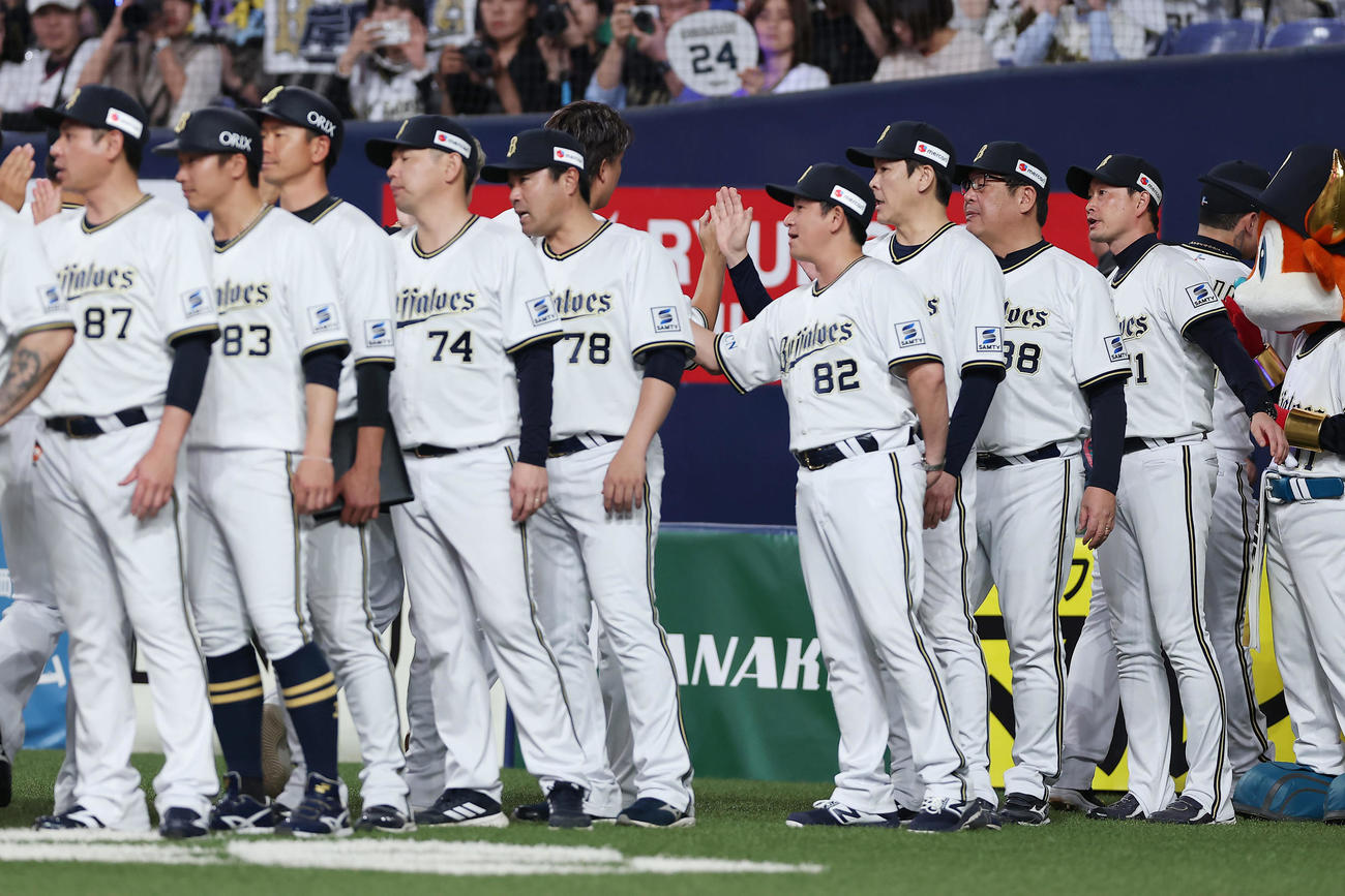 オリックス対ソフトバンク　ソフトバンクに勝利し、ナインを出迎えるオリックス岸田監督（右端）ら（撮影・前田充）