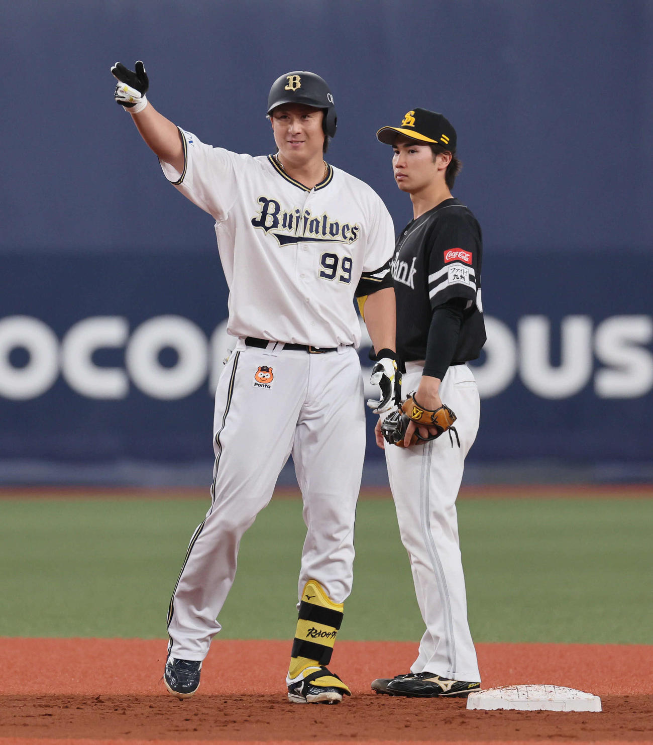 オリックス対ソフトバンク　4回裏オリックス1死二塁、杉本は左翼線に先制適時二塁打を放ち、ナインにアピールする（撮影・宮崎幸一）