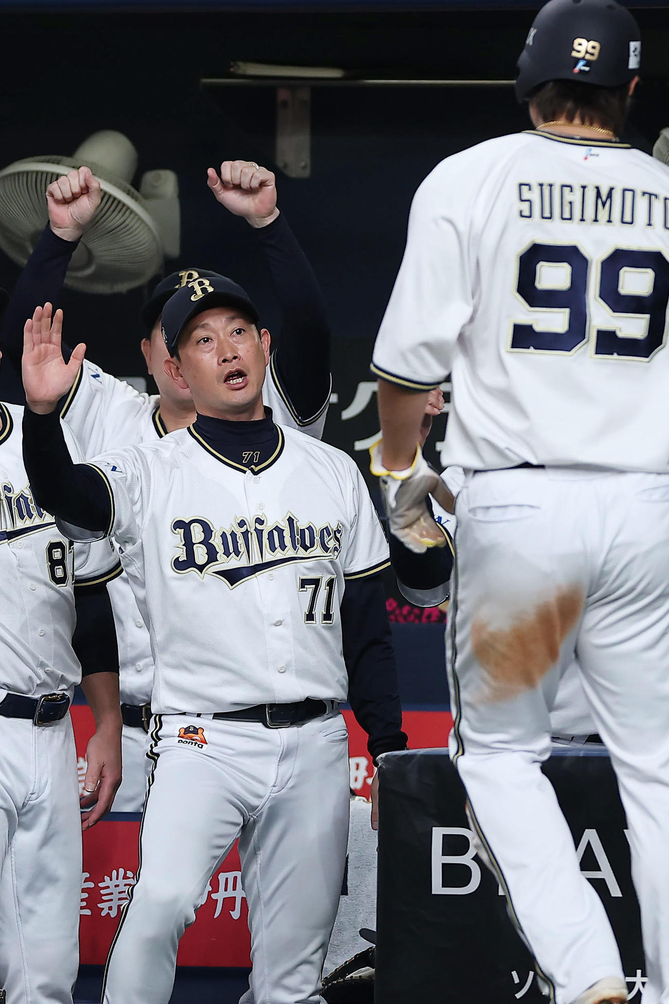 オリックス対ソフトバンク　4回裏オリックス2死三塁、頓宮の適時打で生還した杉本（右）を迎える岸田監督（撮影・前田充）