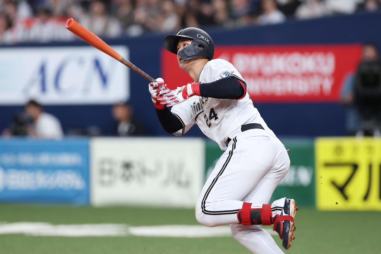 オリックス対ソフトバンク　5回裏オリックス1死、左越え本塁打を放つ紅林（撮影・前田充）