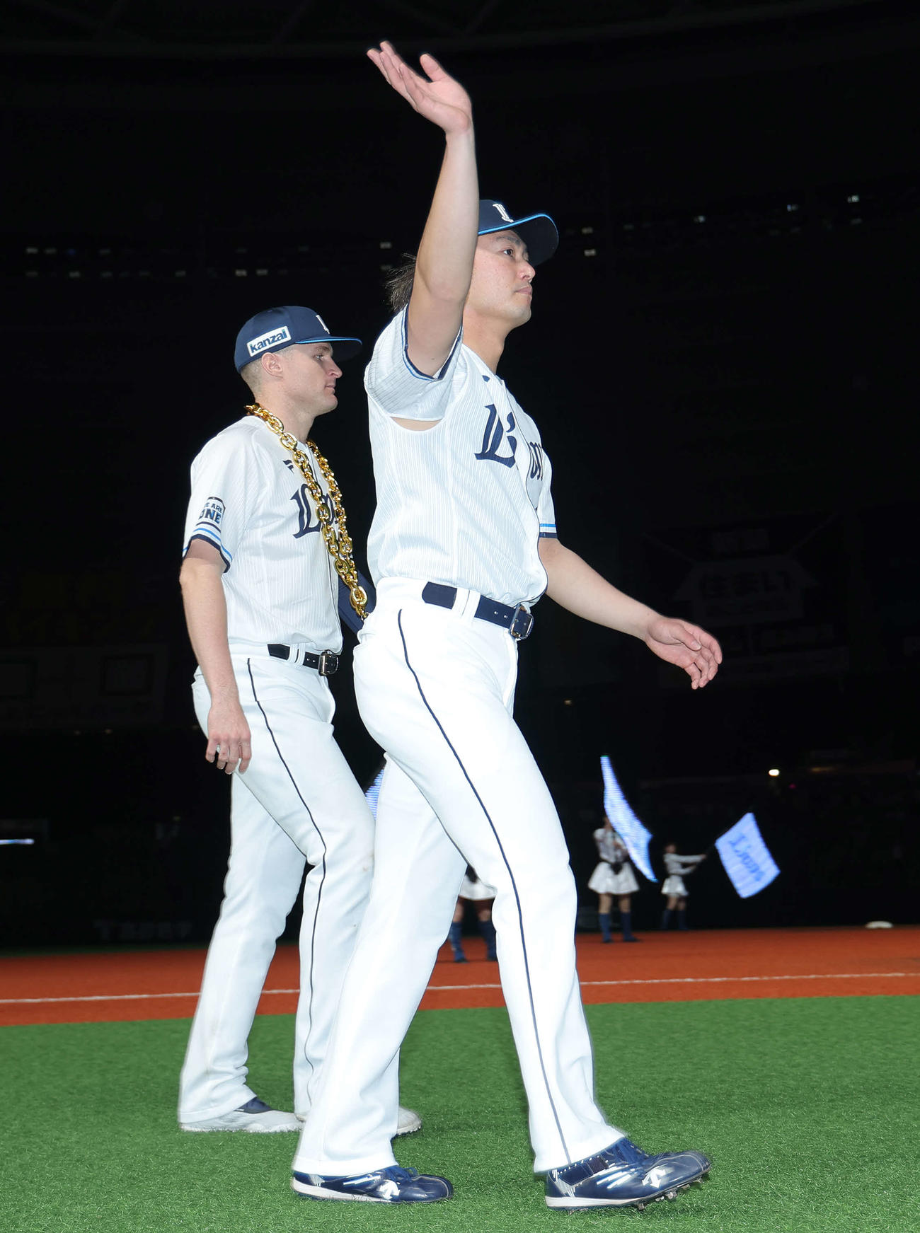 西武対ロッテ　ロッテに勝利し、観客の声援に応えながら引き揚げる西武今井（手前）とネビン（撮影・河田真司）