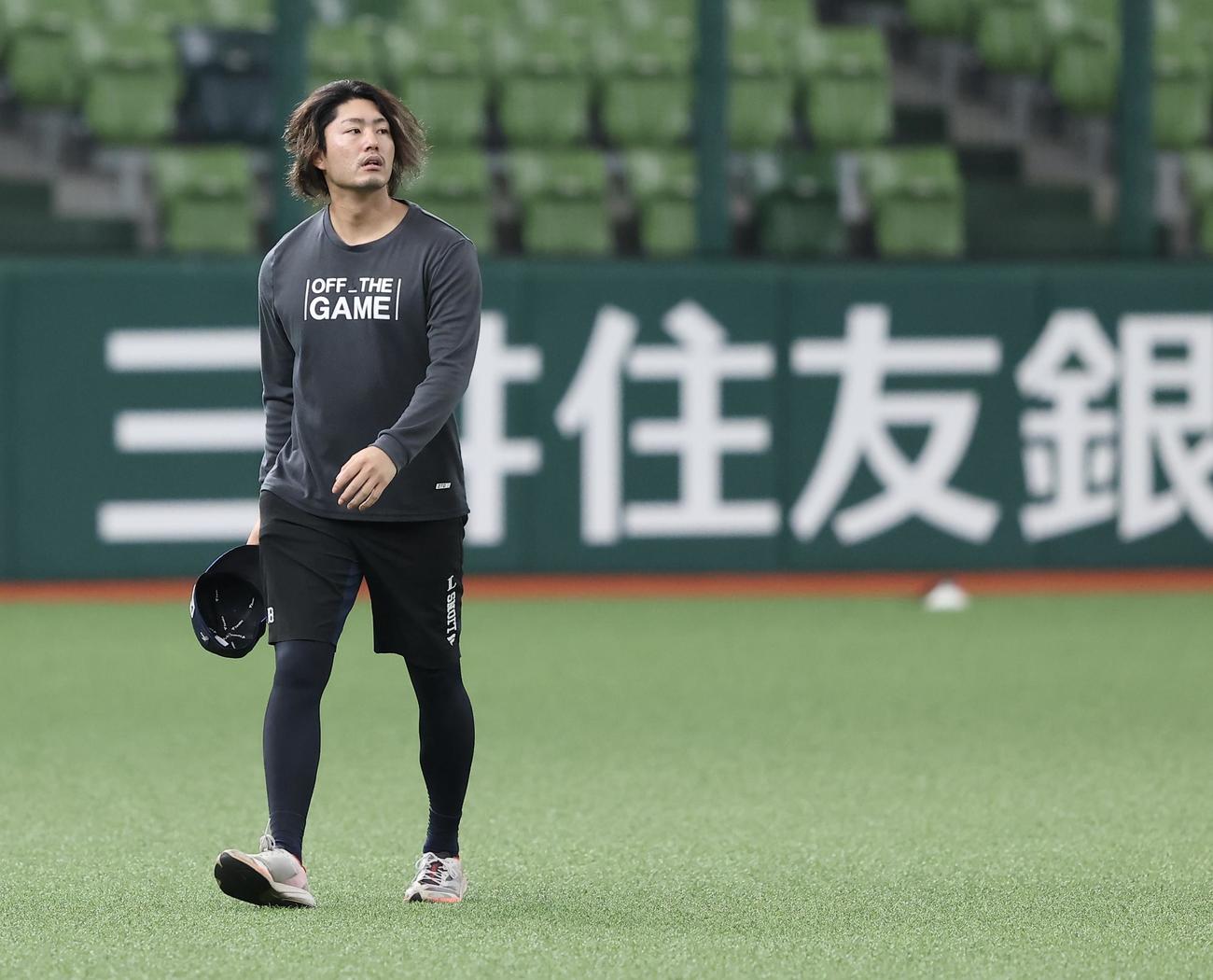 西武対ロッテ　試合前、移動する西武今井（撮影・河田真司）