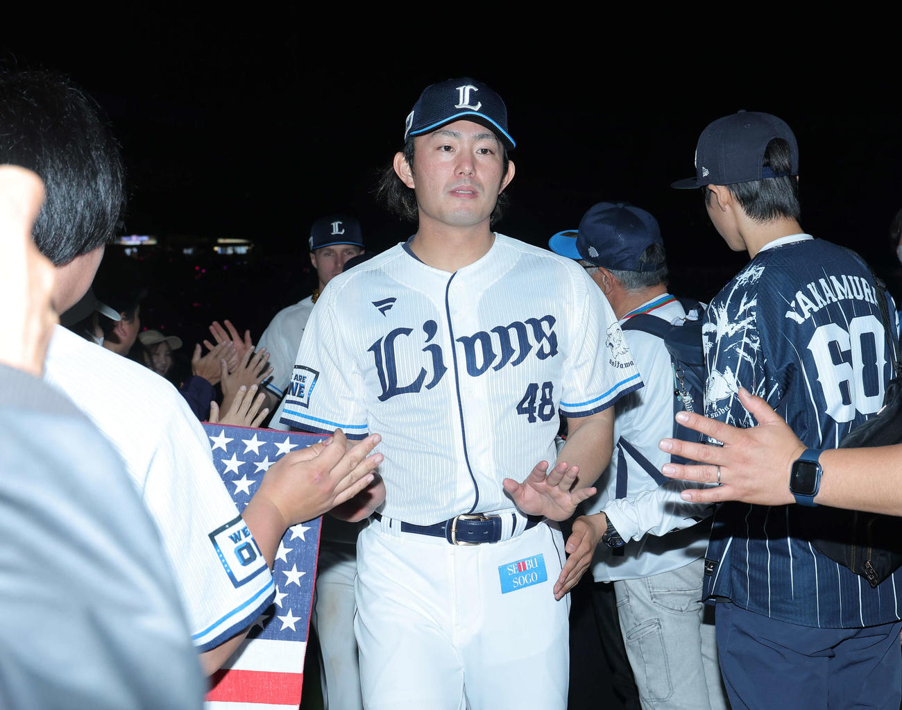 西武対ロッテ　ロッテに勝利し、ファンとタッチを交わす今井（撮影・河田真司）