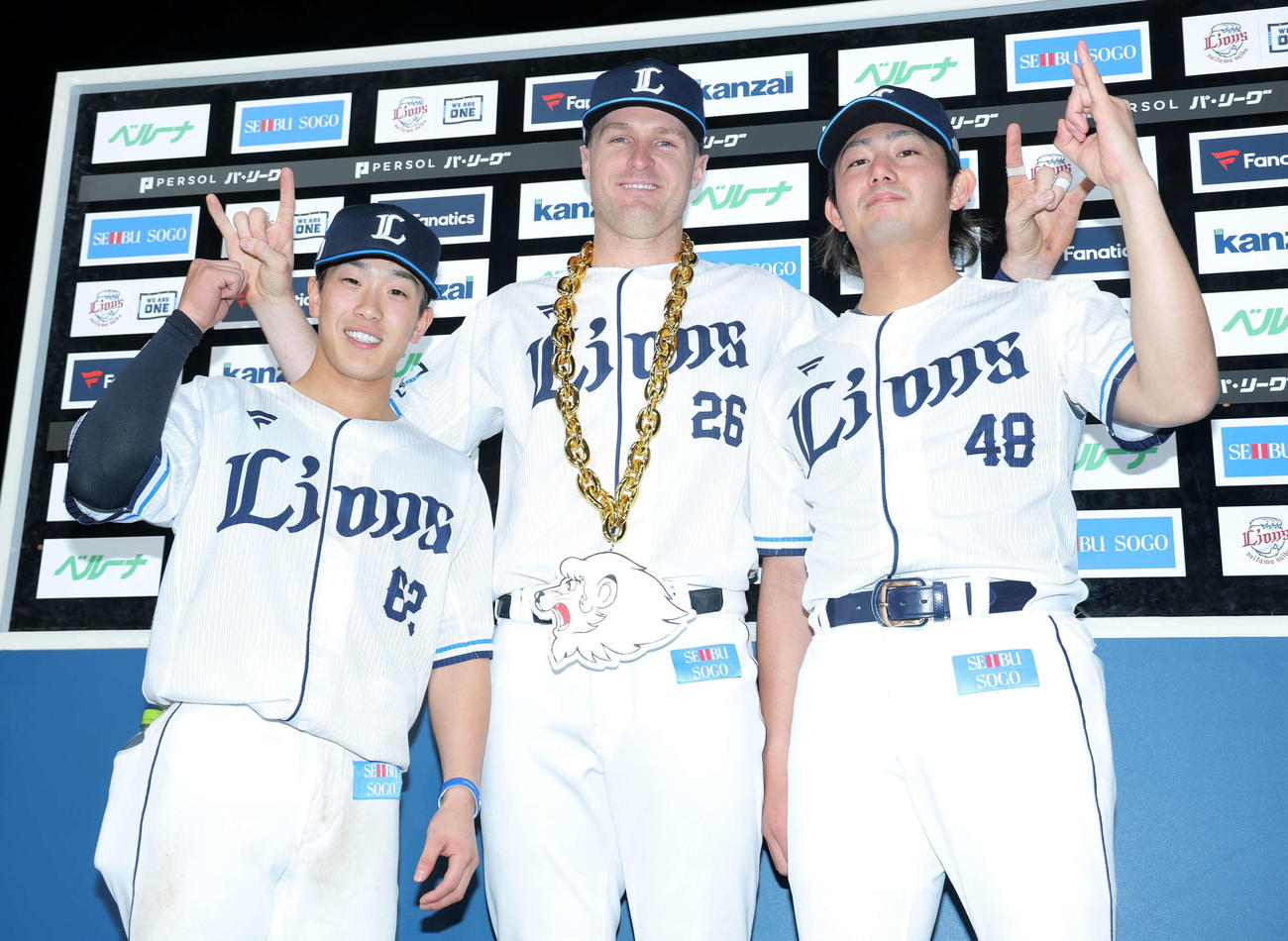 西武対ロッテ　ロッテに勝利し、お立ち台で写真に納まる西武の、左から滝沢、ネビン、今井（撮影・河田真司）