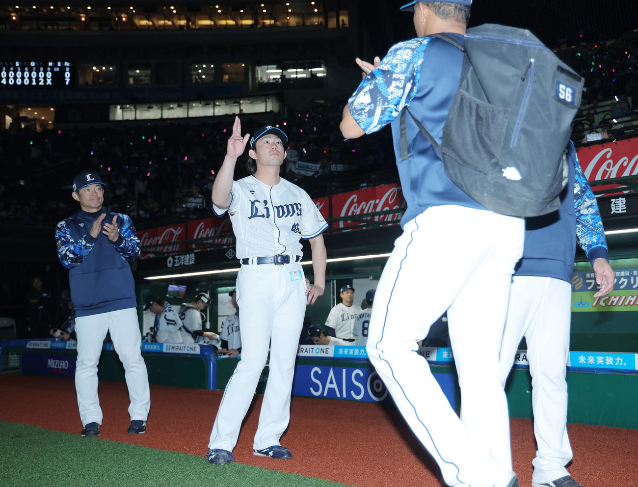 西武対ロッテ　ロッテに勝利し、チームメートを迎える西武今井（中央）（撮影・河田真司）