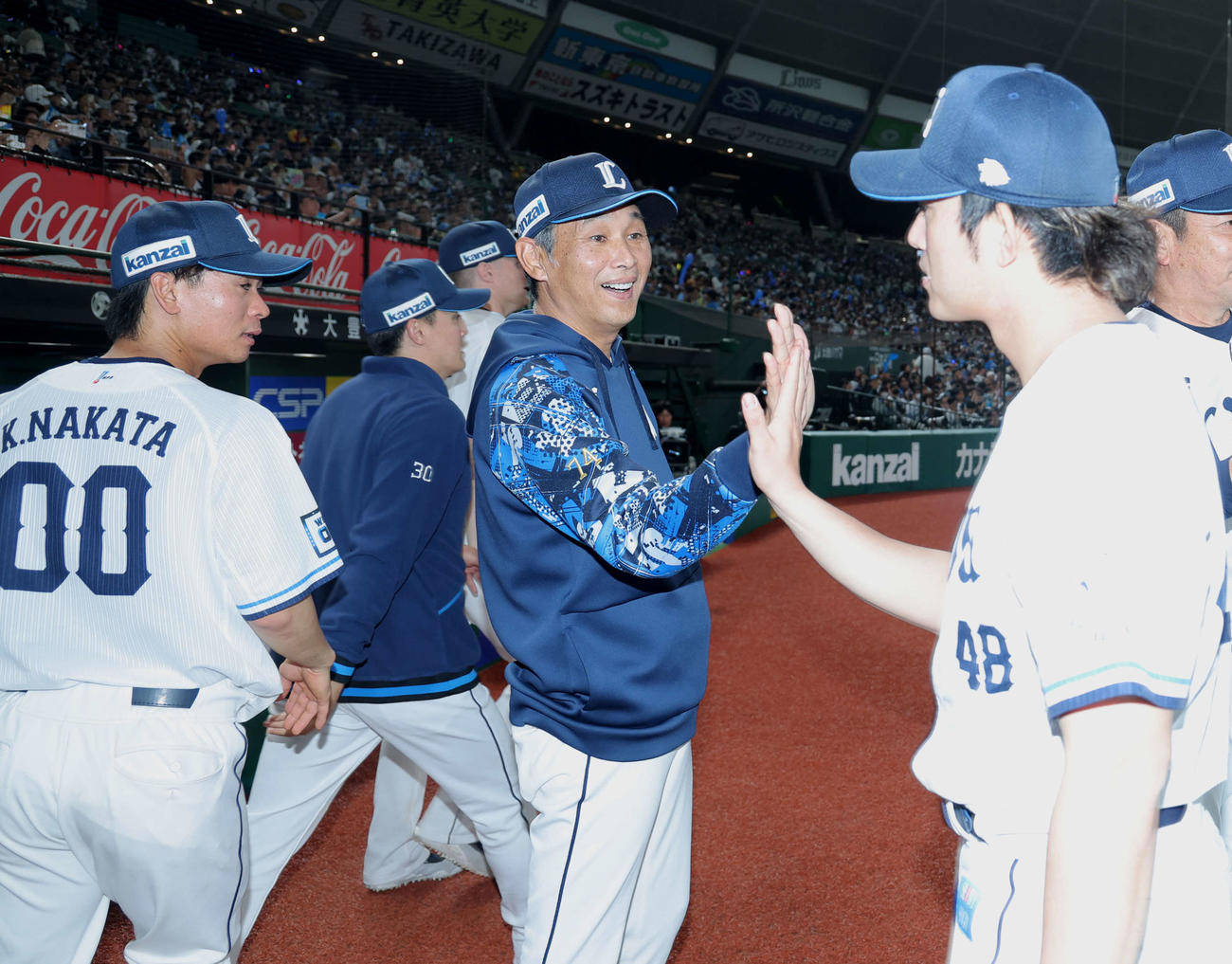 西武対ロッテ　ロッテに勝利し、今井（右）らナインを迎える西武西口監督（撮影・河田真司）