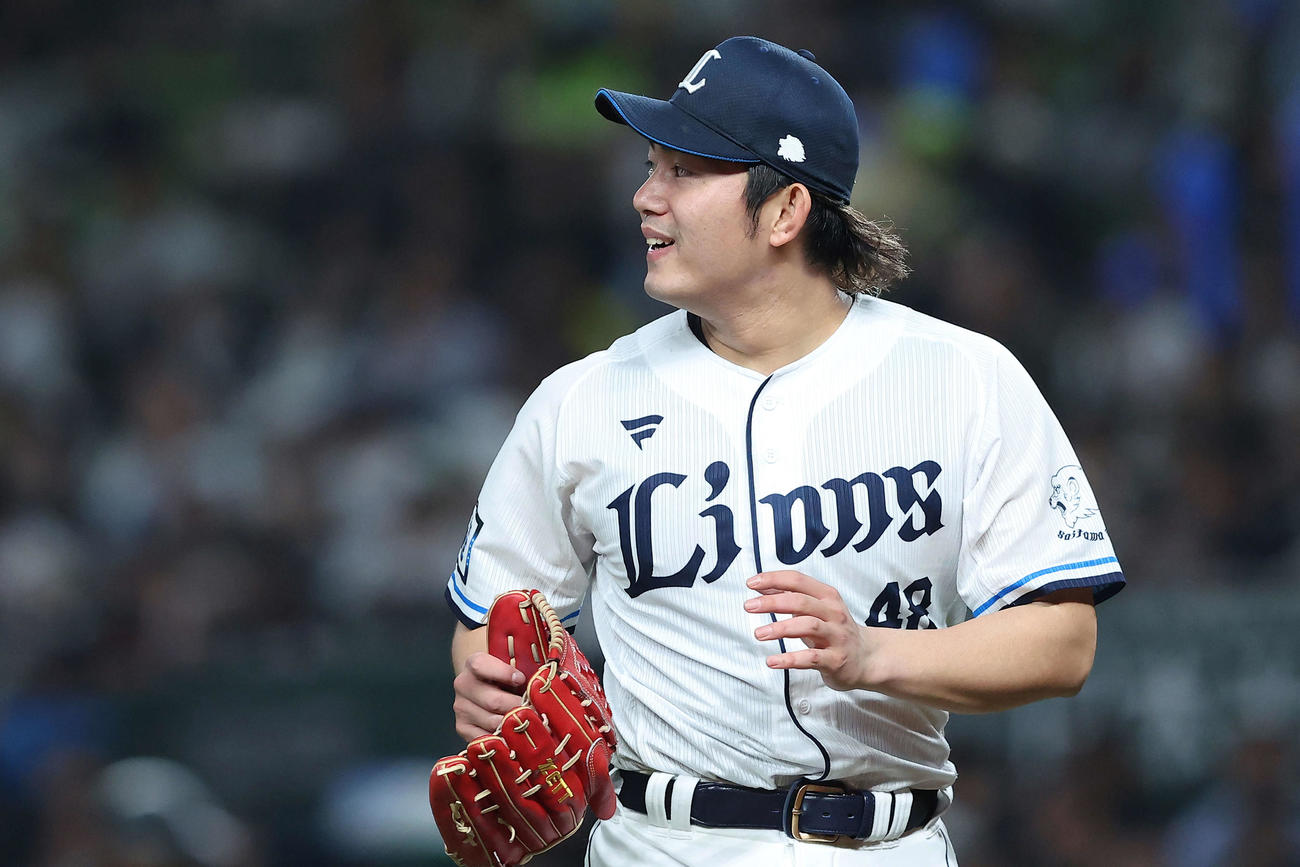 西武対ロッテ　7回表ロッテ2死、池田を投ゴロに抑え笑顔を見せる今井（撮影・河田真司）