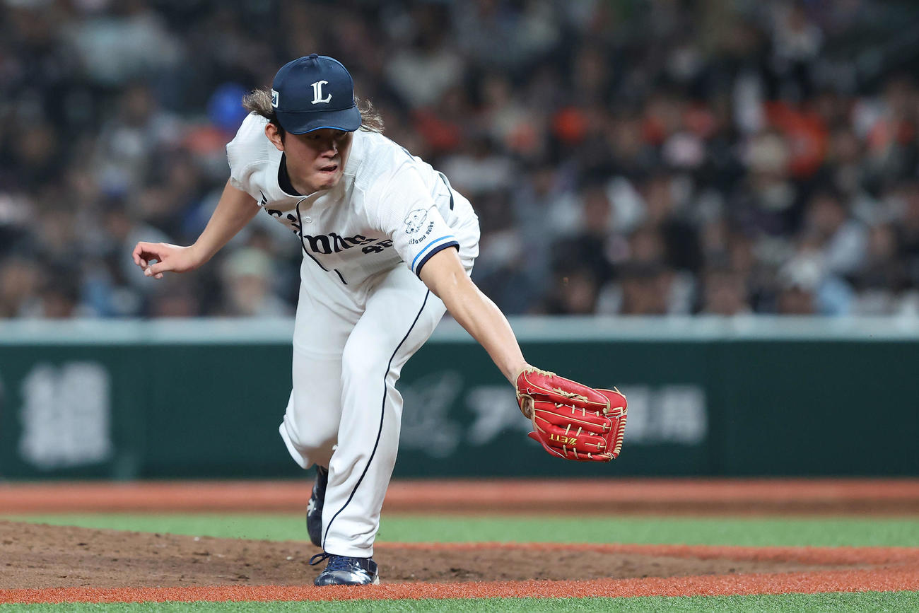 西武対ロッテ　7回表ロッテ2死、池田を投ゴロに抑える今井（撮影・河田真司）