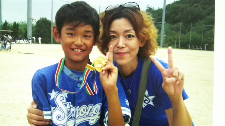 小学生時代の西武西川と母裕子さん（写真は球団提供）