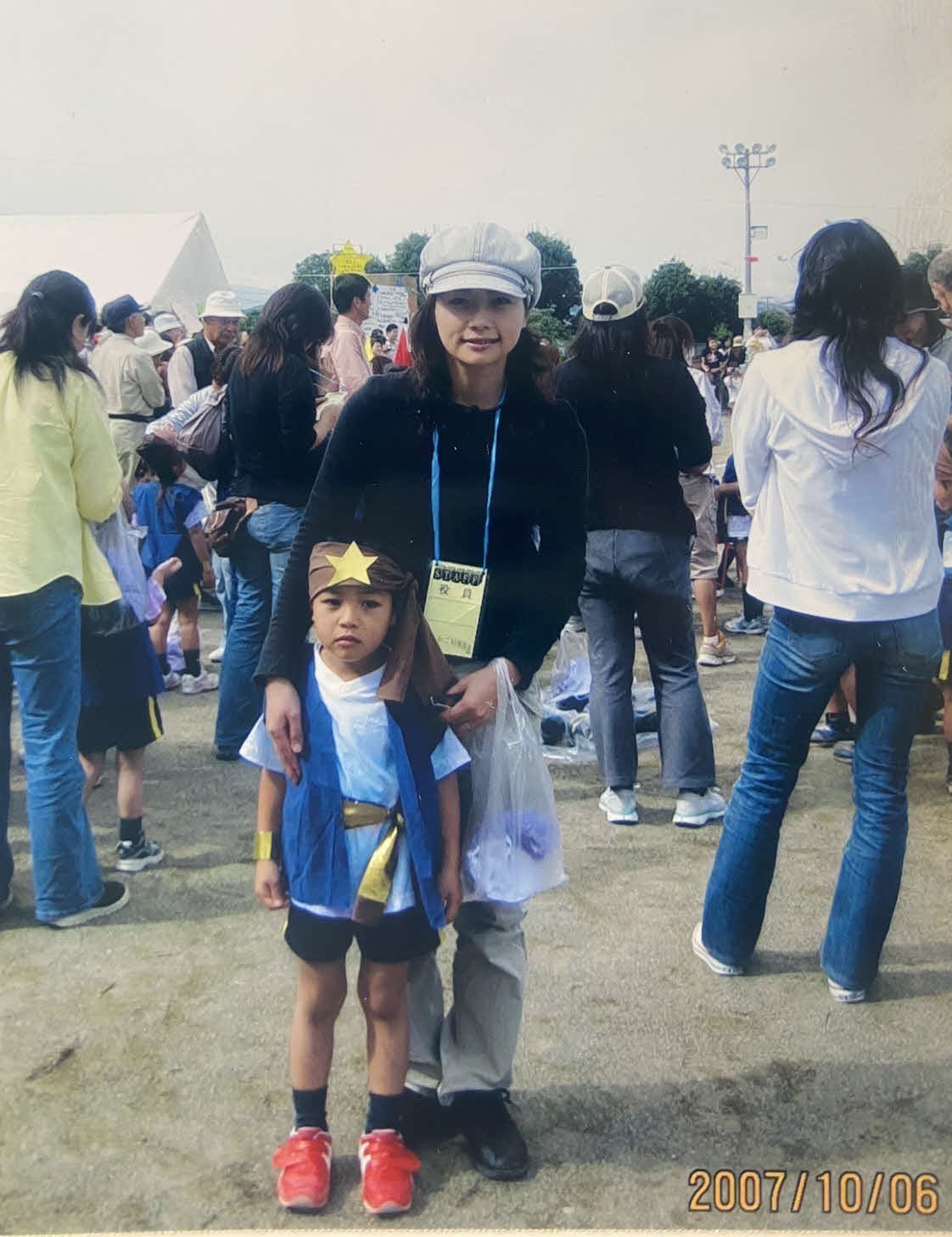 オリックス麦谷と母佳子さん（本人提供）