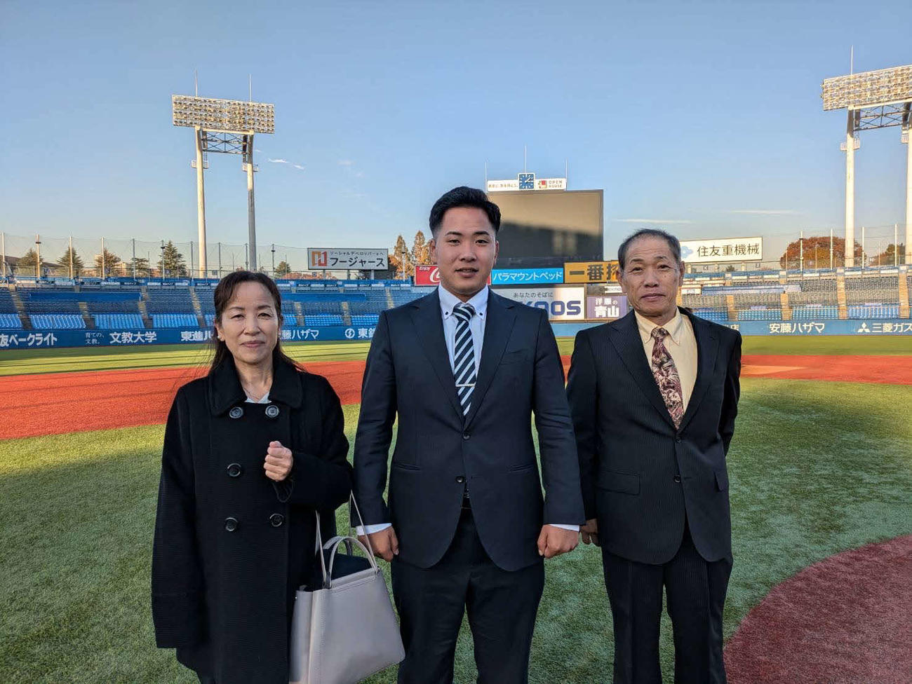 神宮で記念撮影する左から母直美さん、ヤクルト荘司、父陽助さん