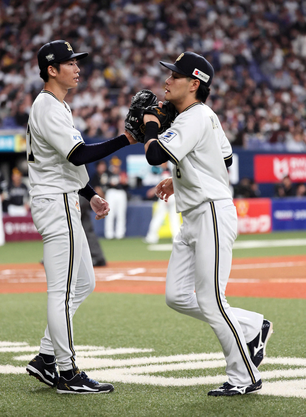 オリックス対ソフトバンク　オリックス先発の曽谷（左）は初回を抑えて麦谷を迎える（撮影・宮崎幸一）