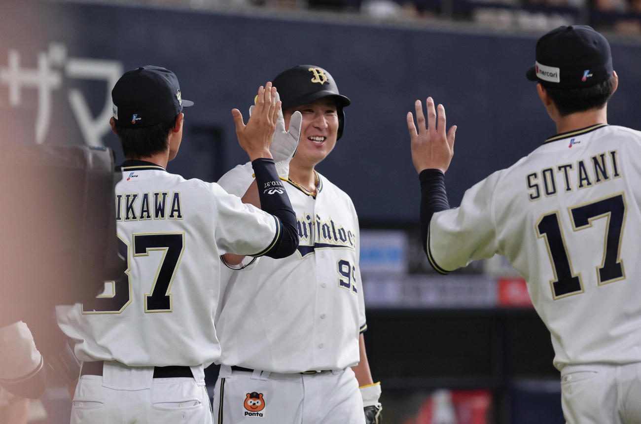 オリックス対ソフトバンク　4回裏オリックス2死三塁、杉本は頓宮の適時打で生還し、曽谷（右）とハイタッチ（撮影・宮崎幸一）