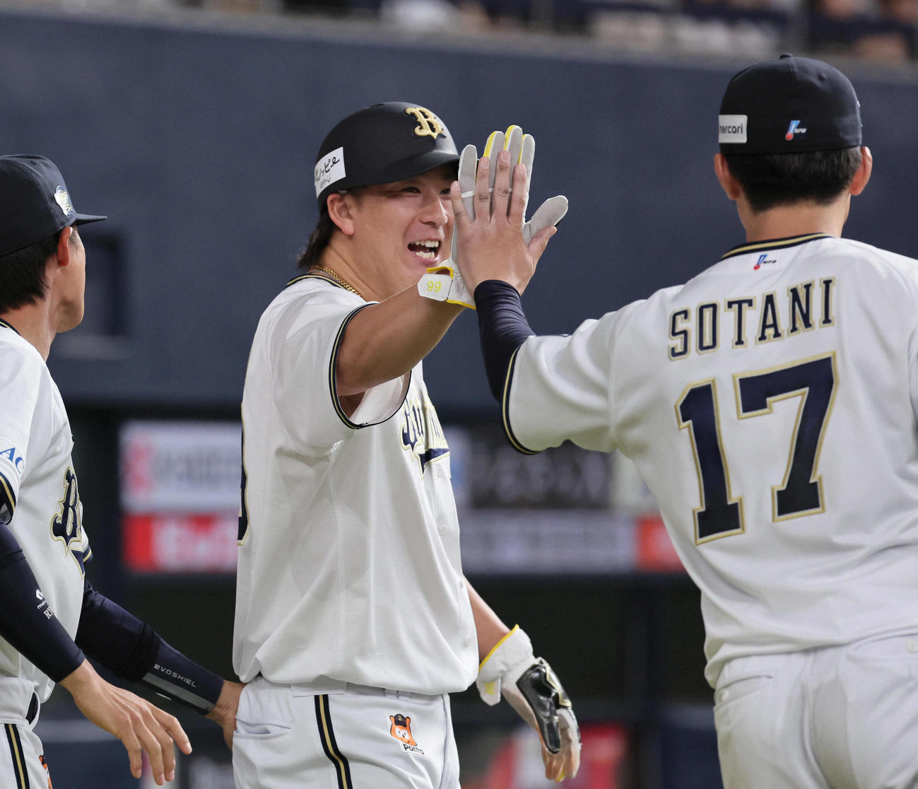 オリックス対ソフトバンク　4回裏オリックス2死三塁、杉本は頓宮の適時打で生還し、曽谷（右）とハイタッチ（撮影・宮崎幸一）