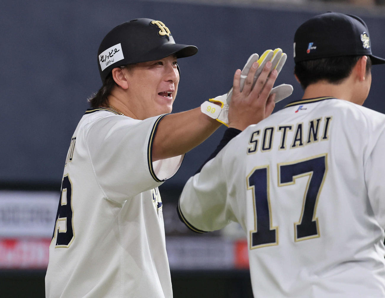 オリックス対ソフトバンク　4回裏オリックス2死三塁、杉本は頓宮の適時打で生還し、曽谷（右）とハイタッチ（撮影・宮崎幸一）
