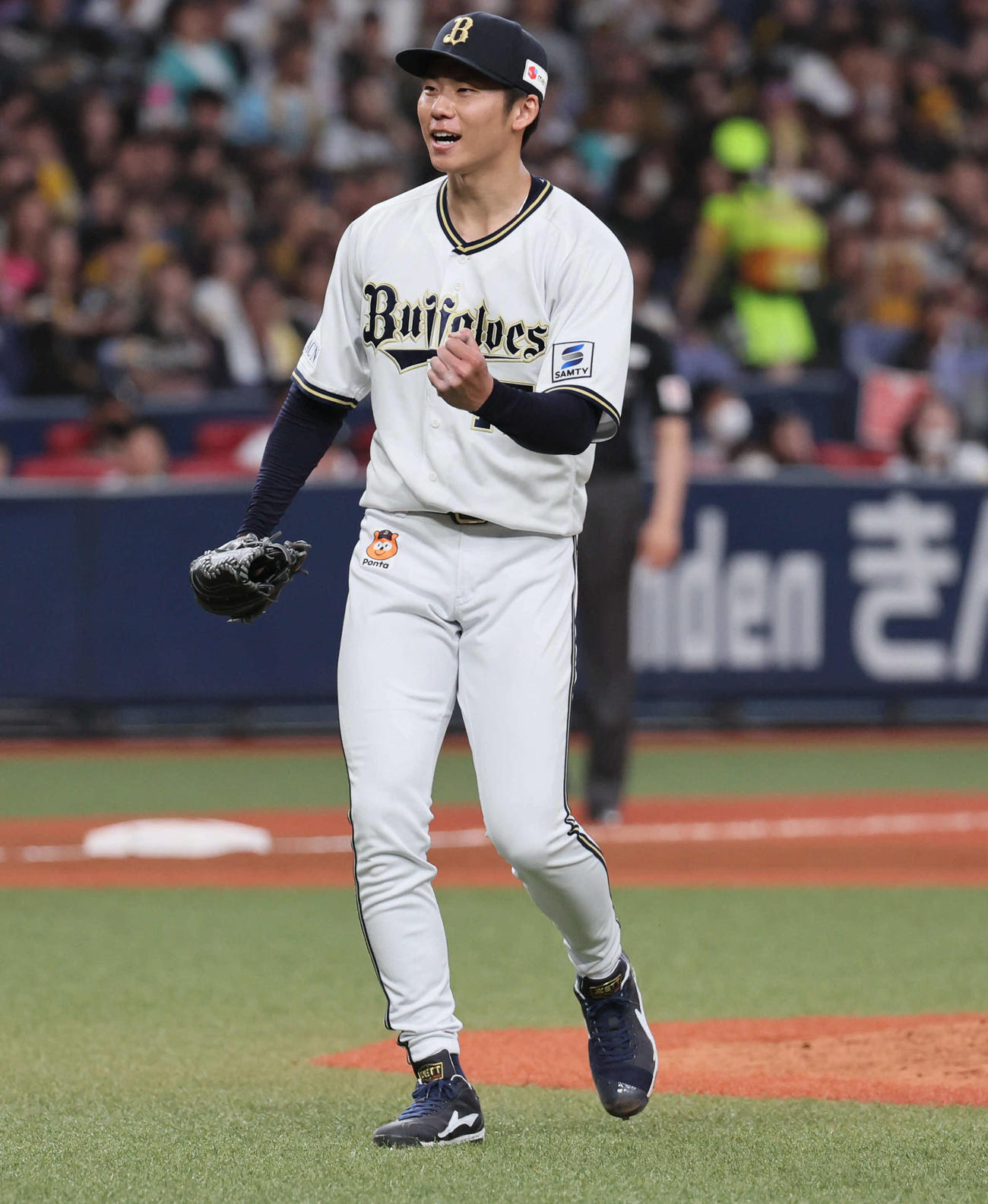 オリックス対ソフトバンク　5回表ソフトバンク1死一塁、曽谷は嶺井を三塁併殺打に仕留めてガッツポーズ（撮影・宮崎幸一）