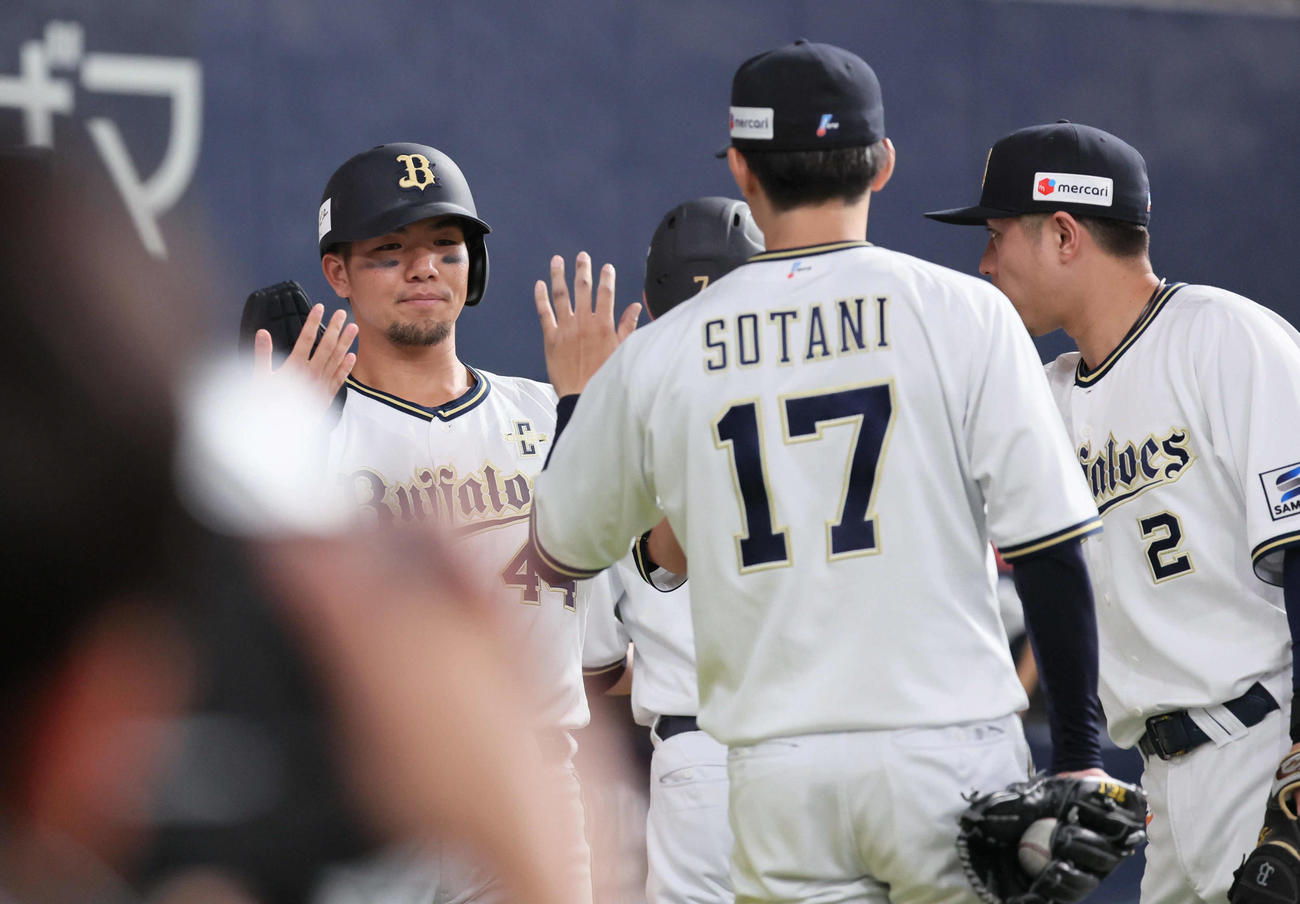 オリックス対ソフトバンク　5回裏オリックス2死満塁、頓宮は紅林の右越え3点適時二塁打で生還し、曽谷らとハイタッチ（撮影・宮崎幸一）