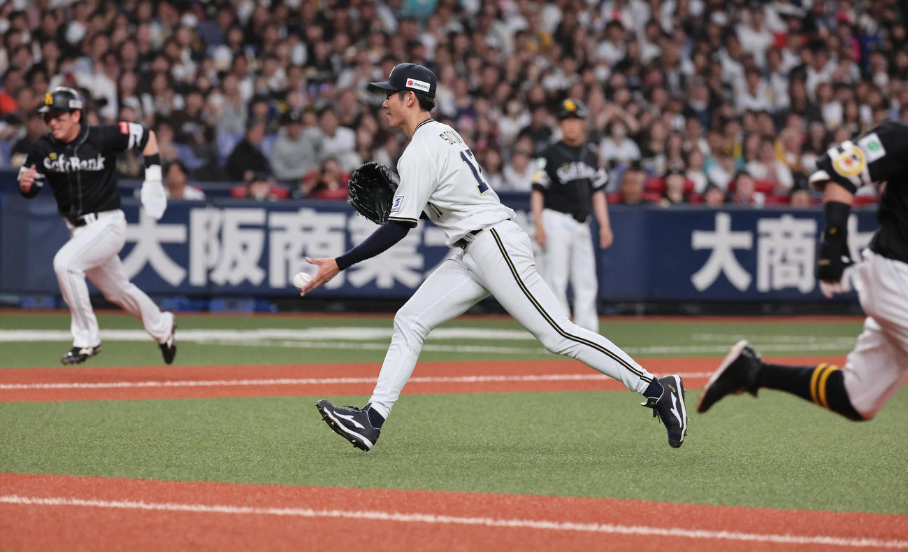 オリックス対ソフトバンク　7回表ソフトバンク1死満塁、曽谷は牧原大を投ゴロにとり生還を阻む（撮影・宮崎幸一）