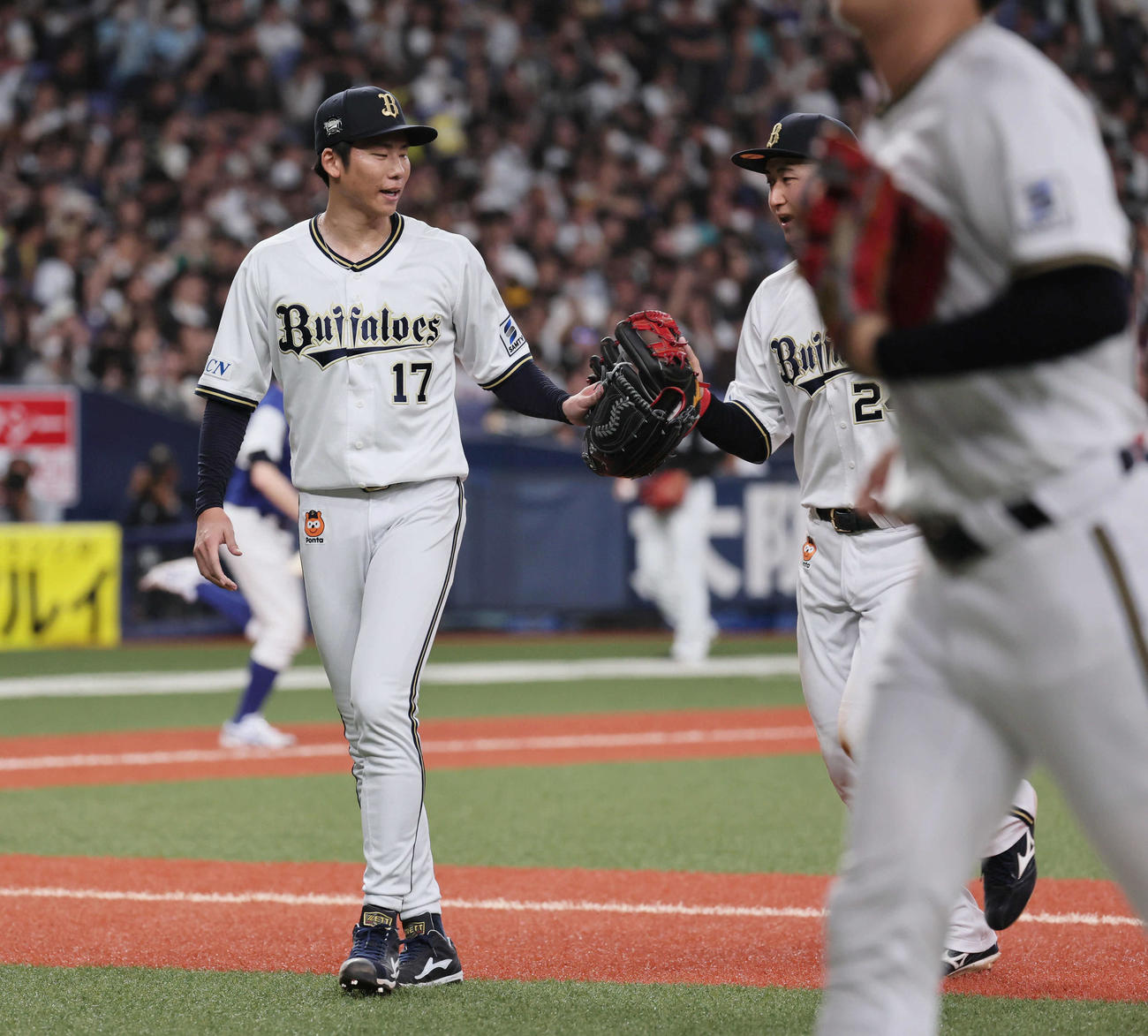 オリックス対ソフトバンク　7回表ソフトバンク攻撃終了、曽谷はピンチをしのいで紅林とタッチする（撮影・宮崎幸一）