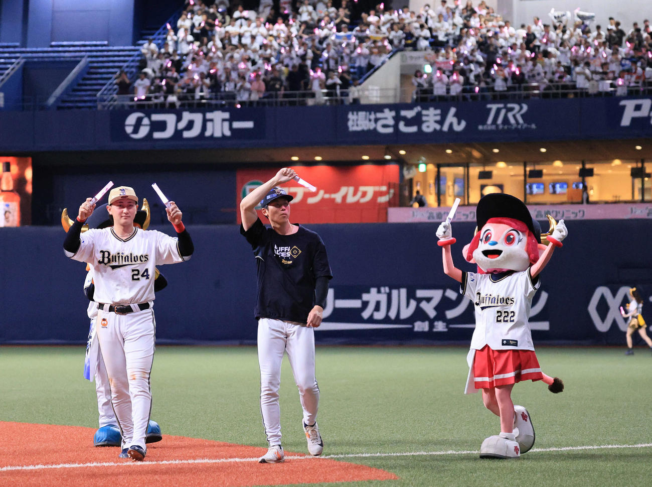 オリックス対ソフトバンク　ペンライトをファンに振る紅林（左）と曽谷（撮影・宮崎幸一）