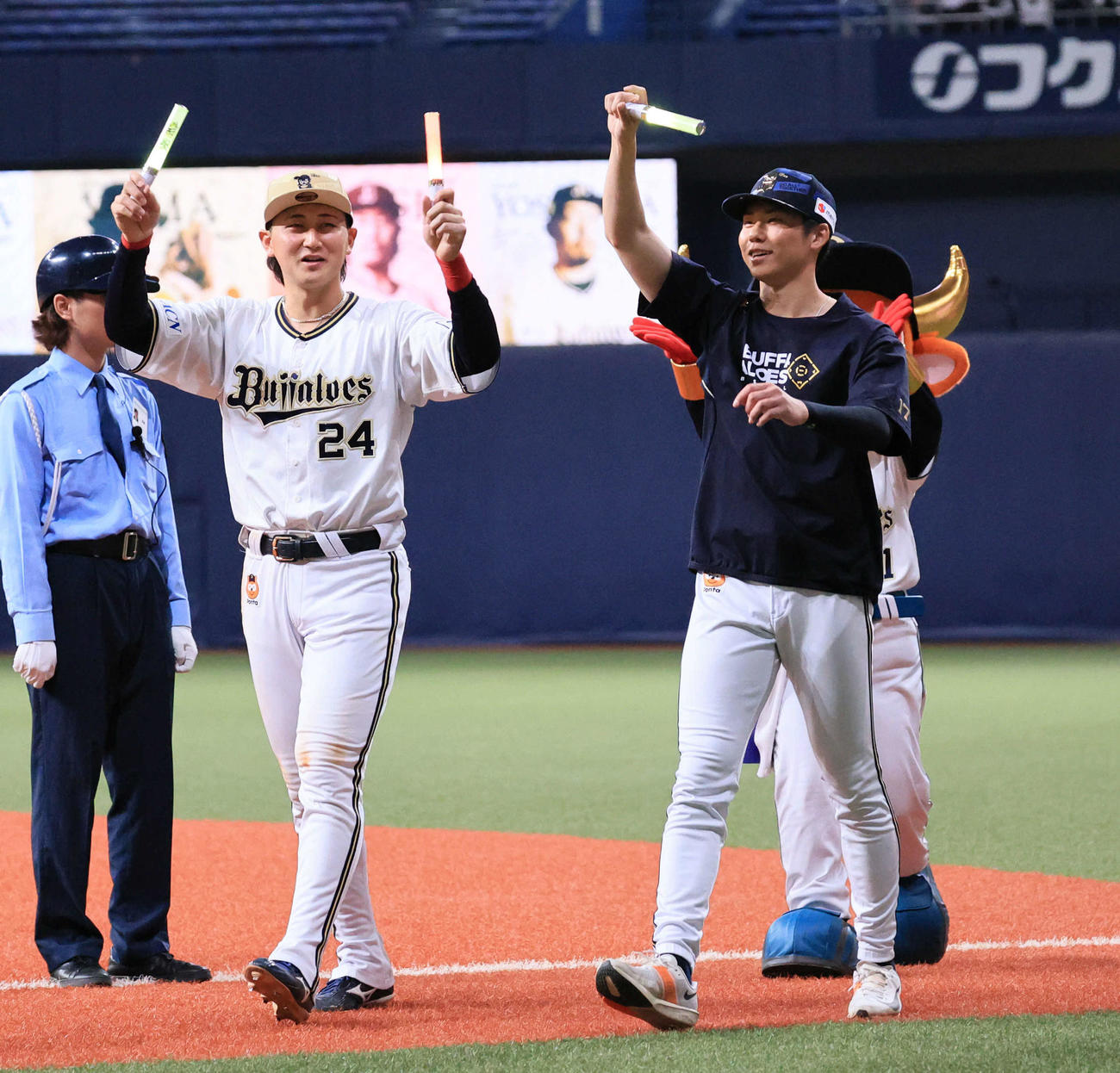 オリックス対ソフトバンク　ペンライトをファンに振る紅林（左）と曽谷（撮影・宮崎幸一）