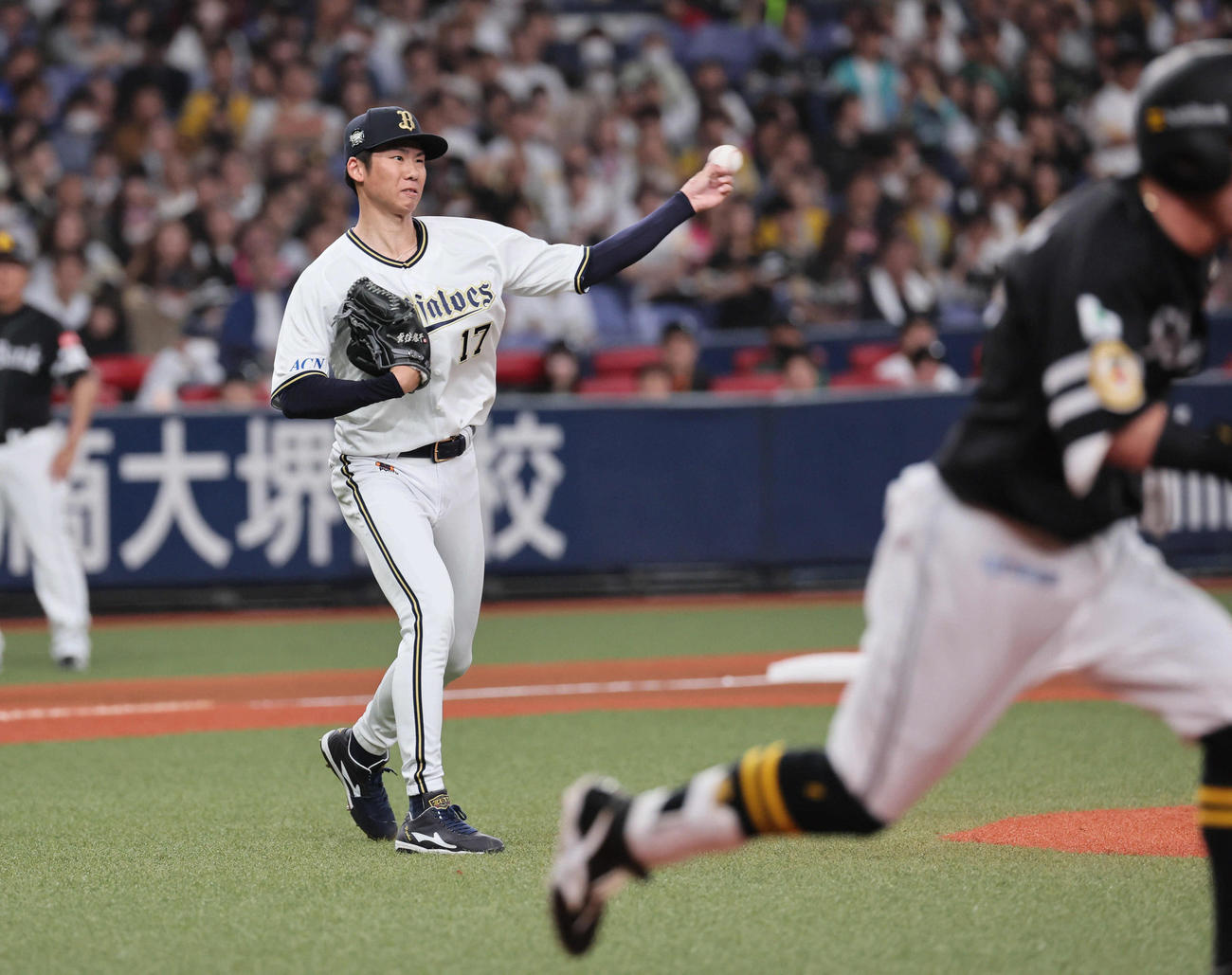 オリックス対ソフトバンク　3回表ソフトバンク無死、曽谷は牧原大を投ゴロに打ち取る（撮影・宮崎幸一）