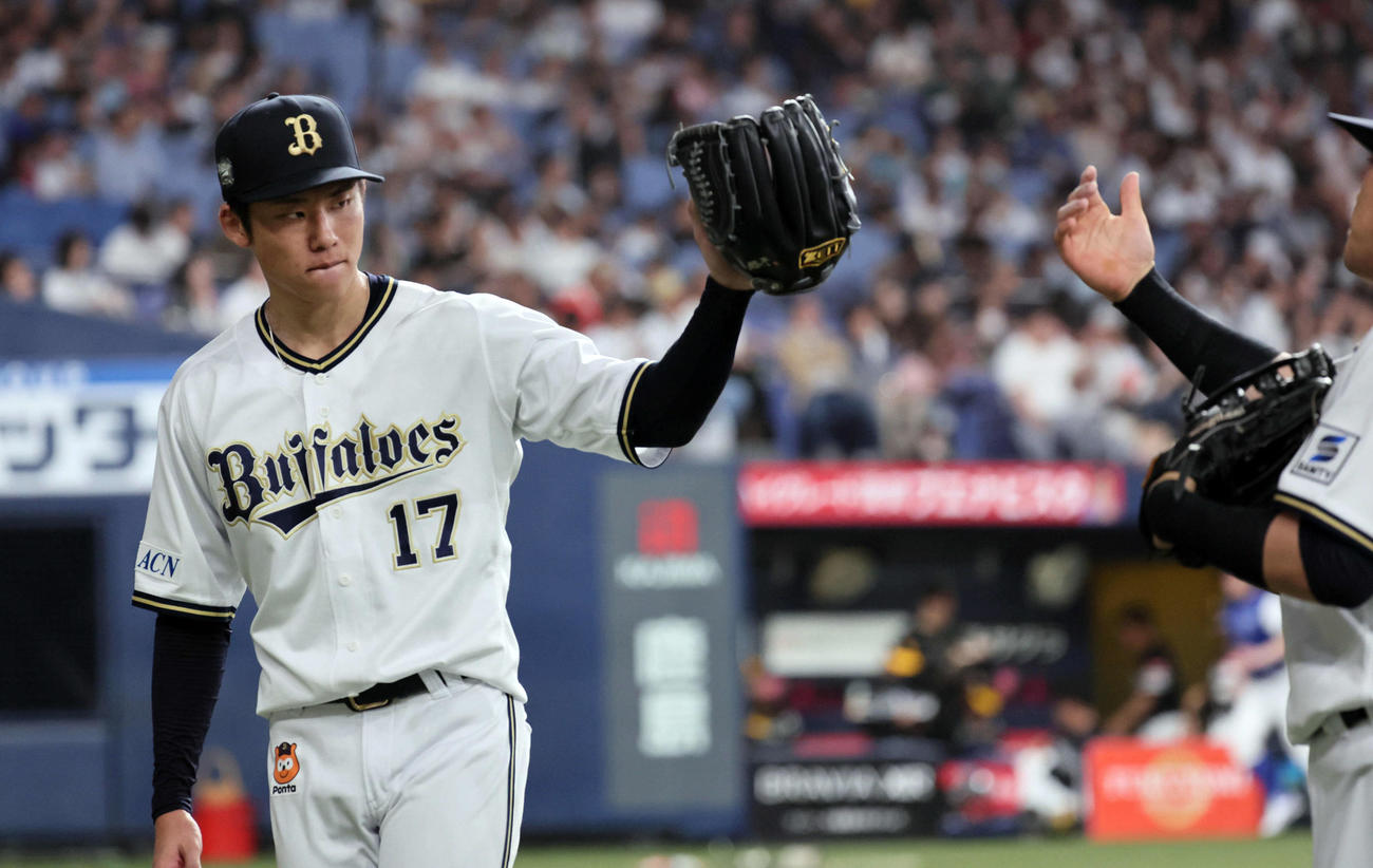 オリックス対ソフトバンク　オリックス先発の曽谷は3回を抑え、麦谷とハイタッチ（撮影・宮崎幸一）