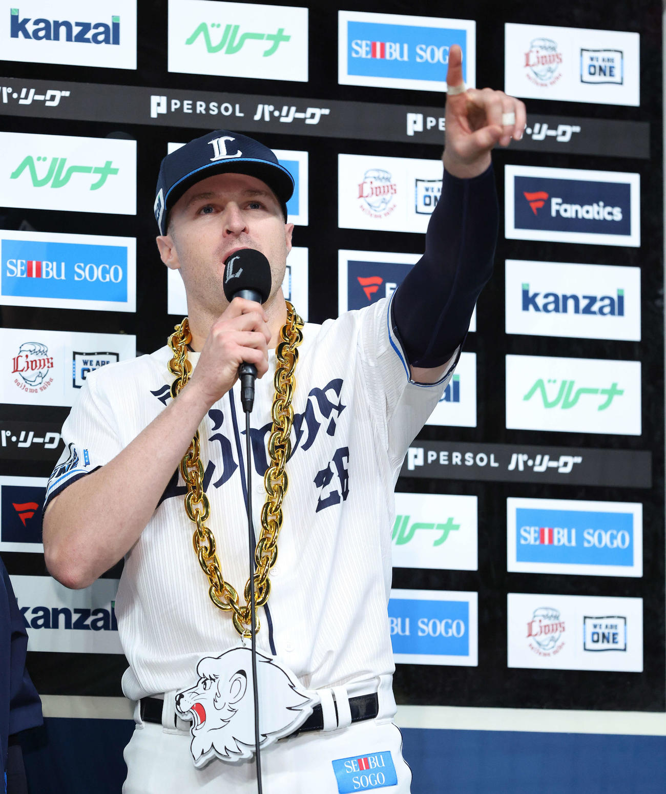 西武対ロッテ　ロッテに勝利し、お立ち台に臨むネビン（撮影・河田真司）