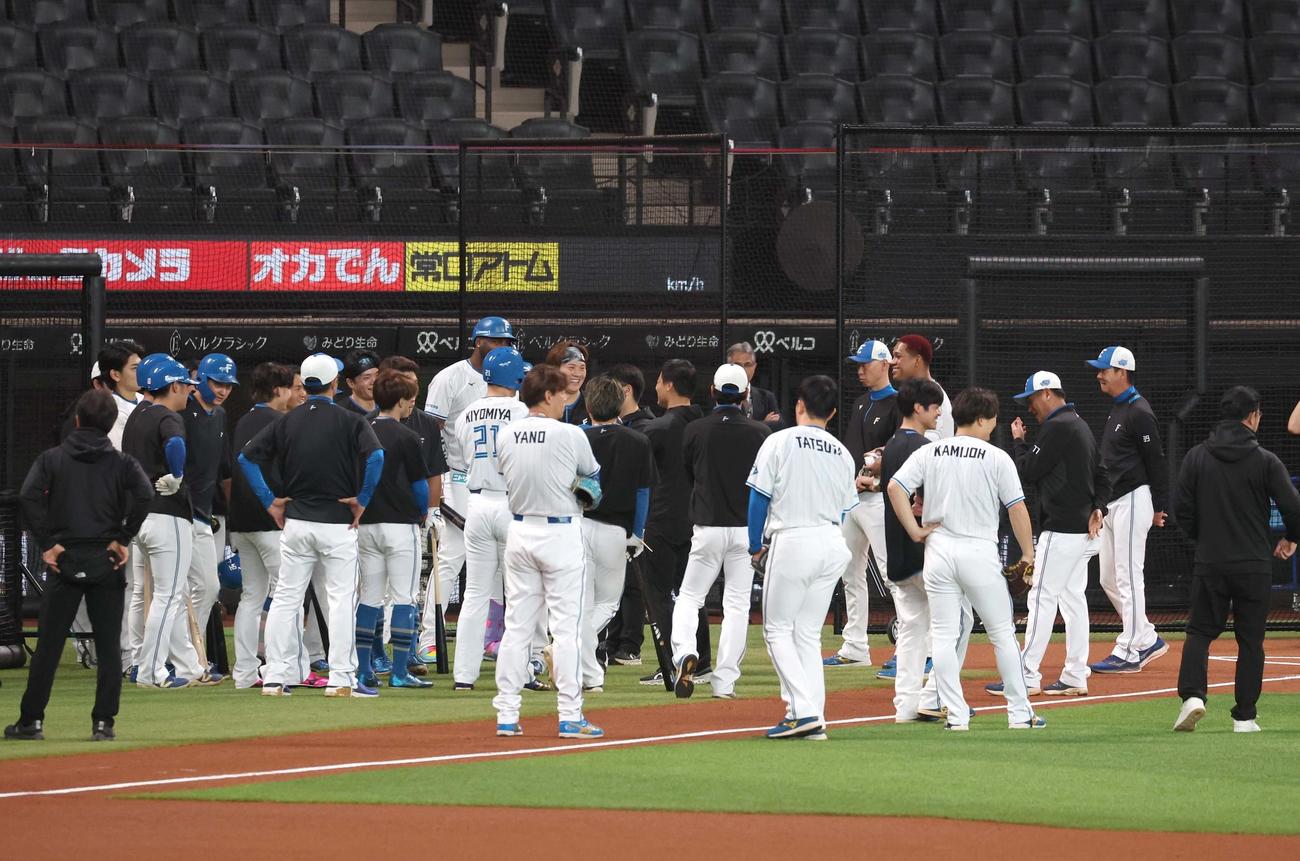 日本ハム対楽天　バント練習のミーティングをする日本ハムナイン（撮影・黒川智章）