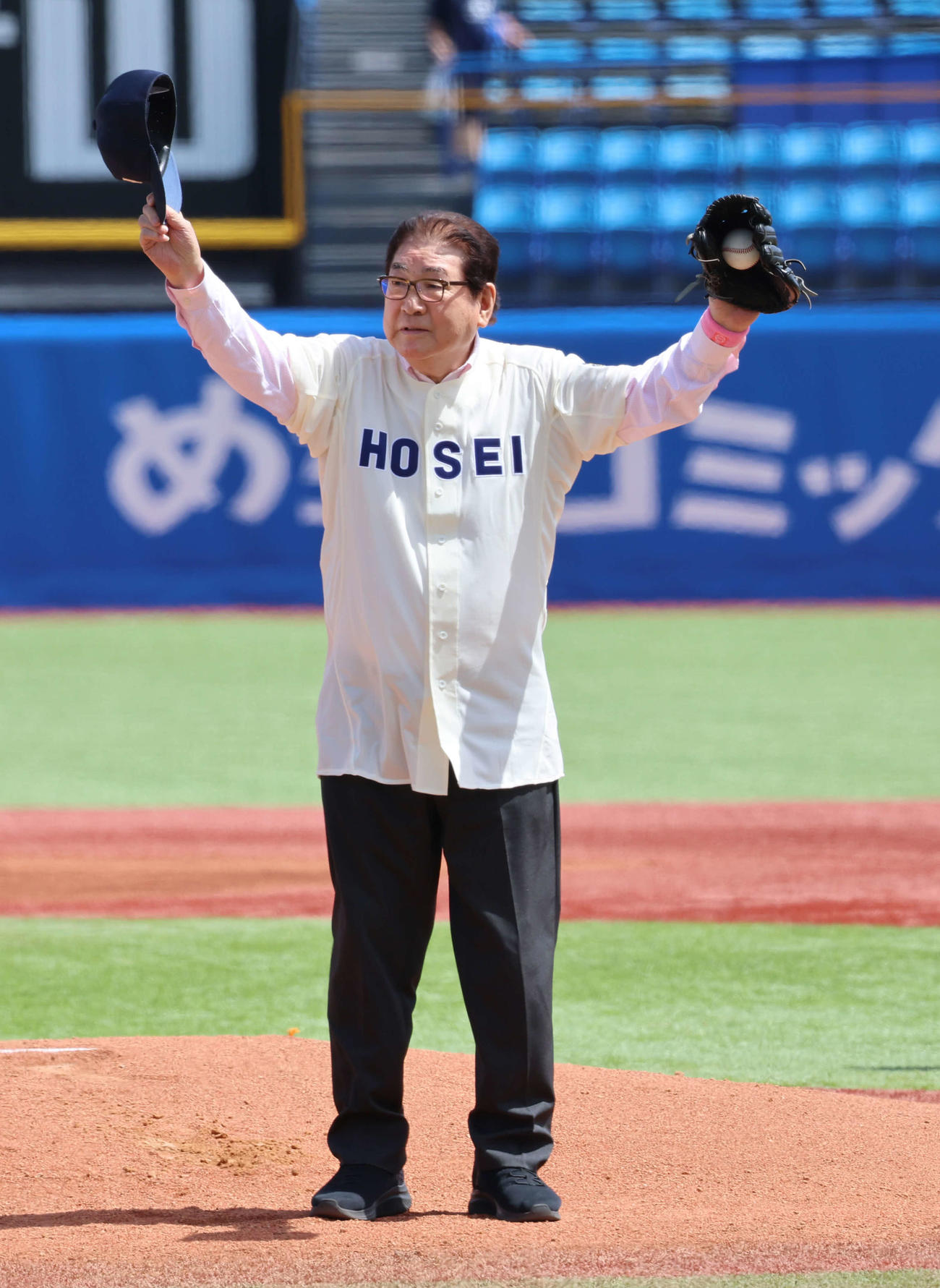 東京6大学野球　東大対法大　法大OBの山本浩二氏が始球式を務め（撮影・山本朝陽）