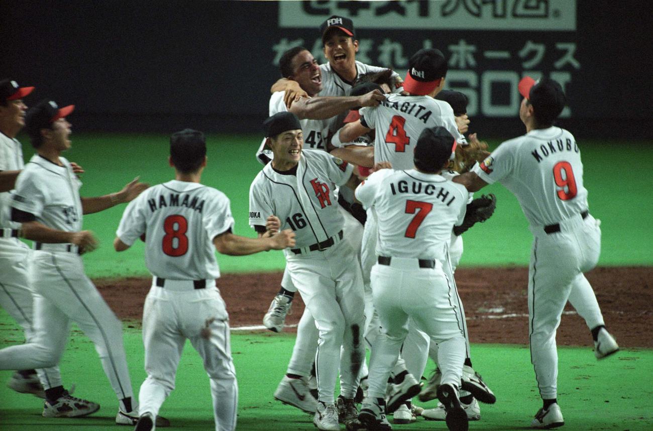 優勝が決まるとグラウンドに集まり、歓喜の抱擁の輪となったダイエーナイン（1999年9月撮影）