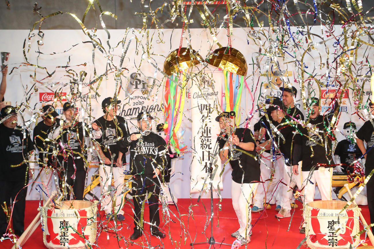 祝勝会でくす玉を割り、日本一を祝うソフトバンクナイン（2020年11月撮影）