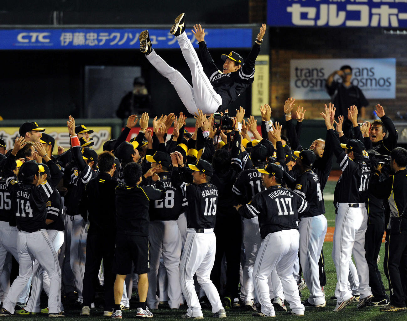 7年ぶりのリーグ優勝を決めて、ソフトバンク秋山幸二監督はナインから胴上げされる（2010年9月撮影）