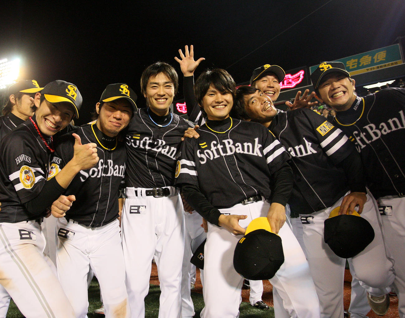 リーグ優勝を決め、喜ぶソフトバンクナイン（2010年9月撮影）