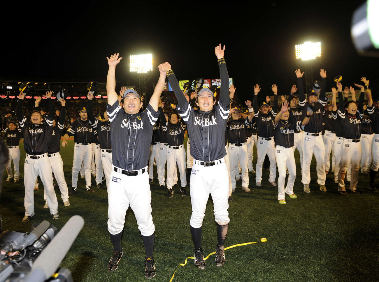 スタンドのファンとバンザイする小久保裕紀（左）と川崎宗則らソフトバンクナイン（2010年9月撮影）