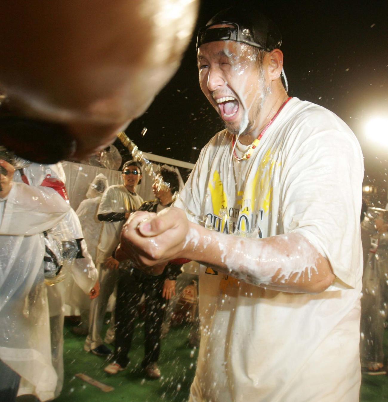 祝勝会でビールをかけられる松中信彦（2010年9月撮影）